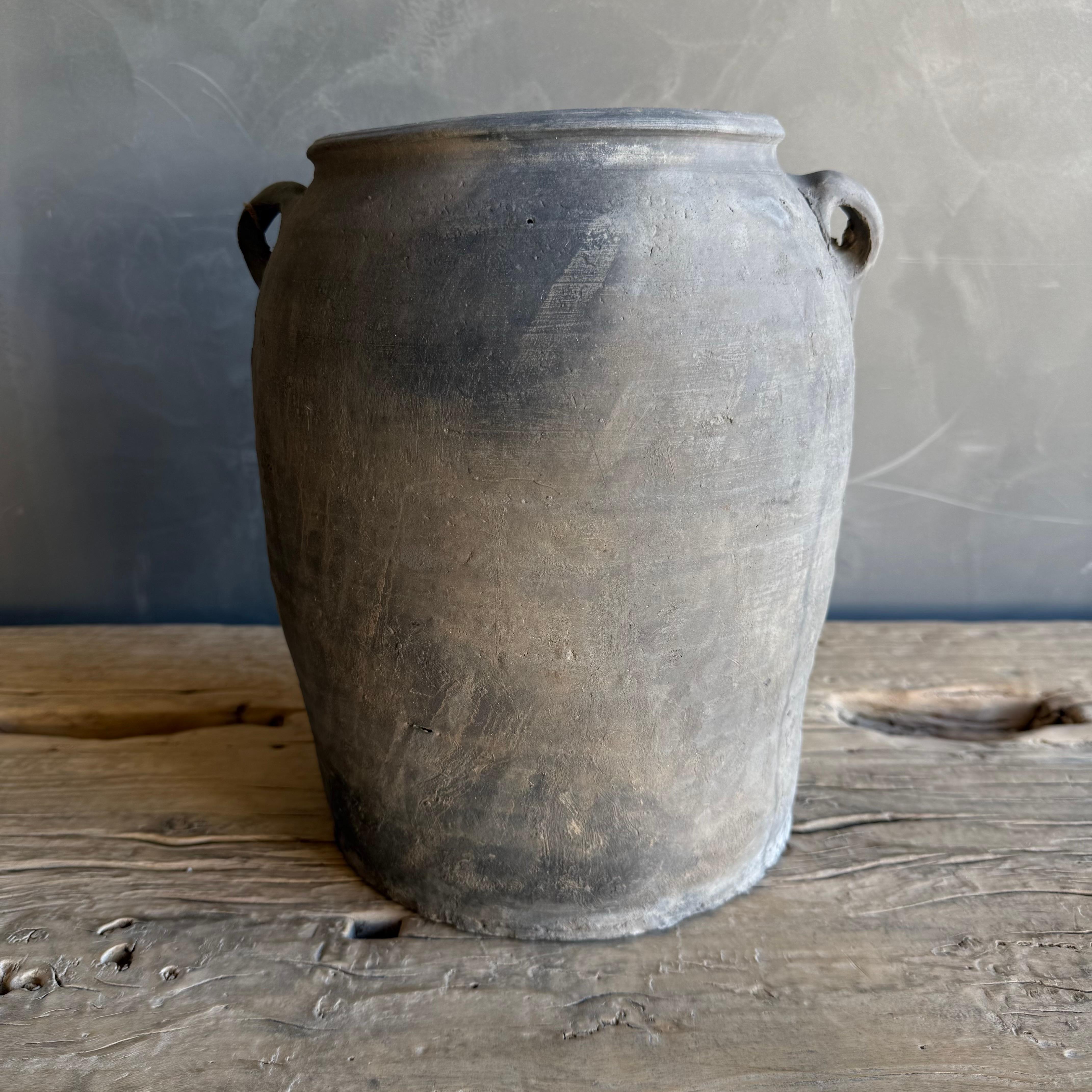 Vintage Matte Gray Clay Pottery with Handles (20. Jahrhundert) im Angebot
