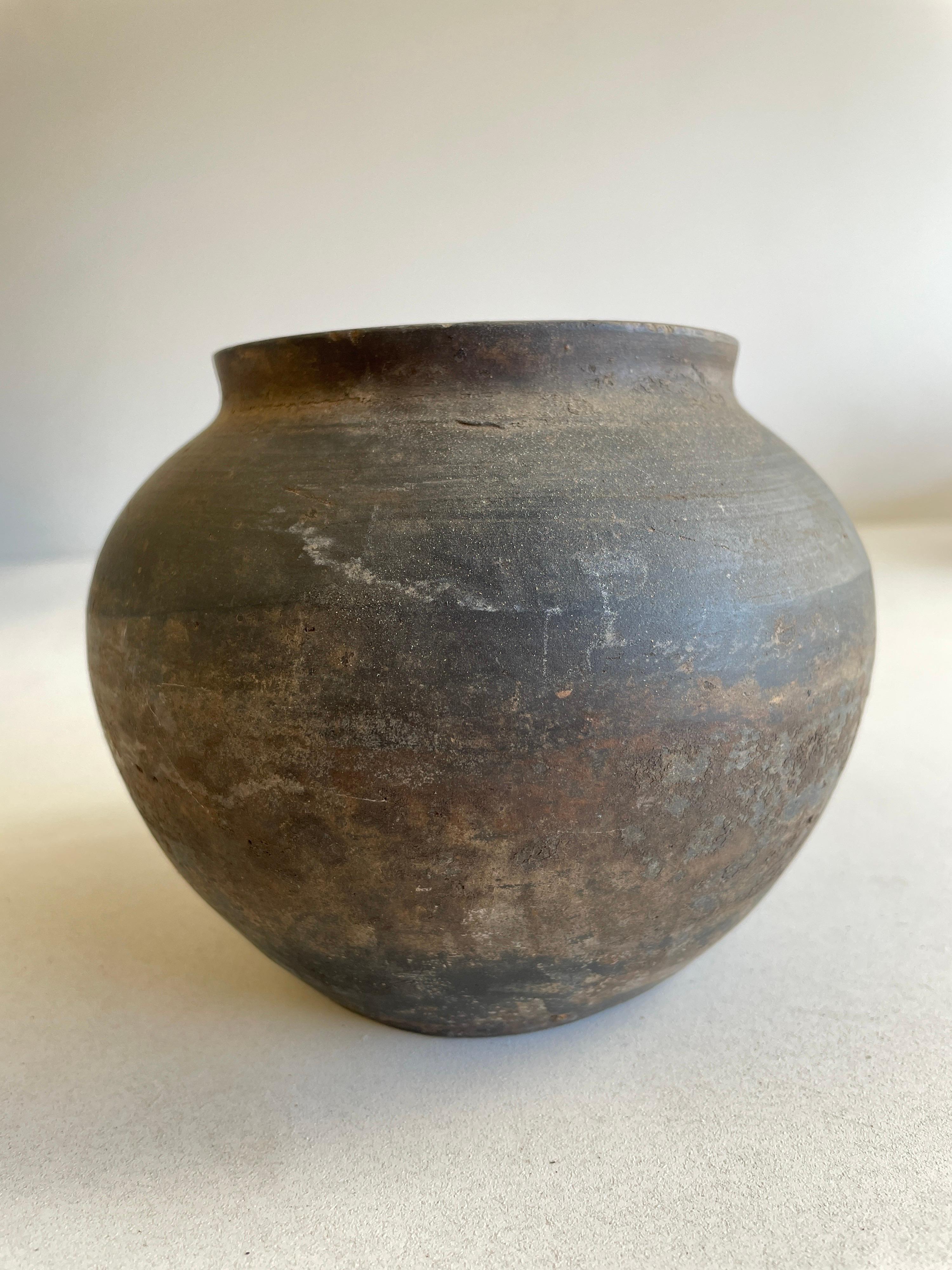 Vintage Matte Oil Pottery Decorative Pot In Good Condition In Brea, CA