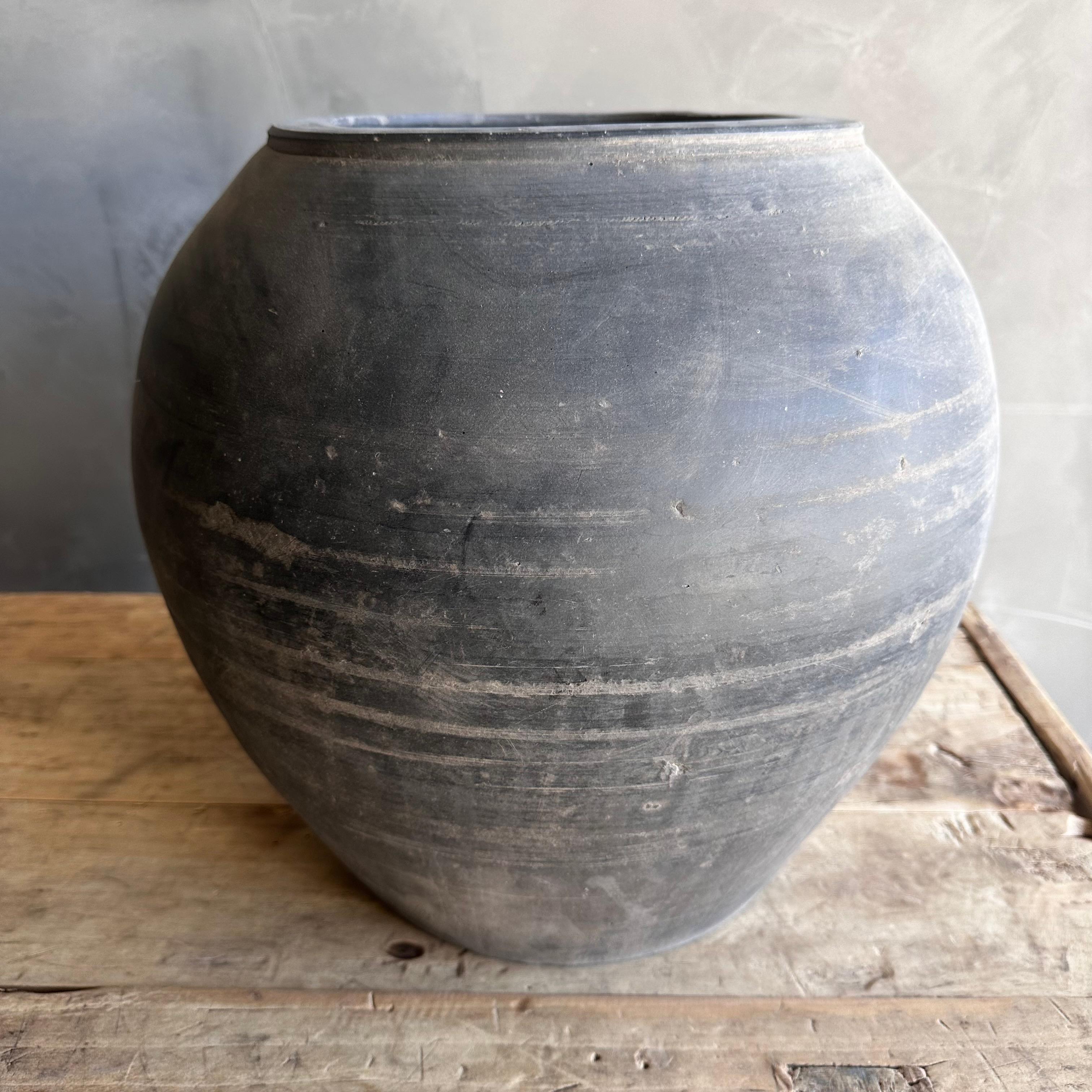 Descubre el encanto de la cerámica al óleo mate vintage, que muestra asombrosos tonos grises e imperfecciones únicas que añaden carácter a cada pieza. Hechas de arcilla, estas vasijas intemporales muestran cualidades artesanales como aberturas