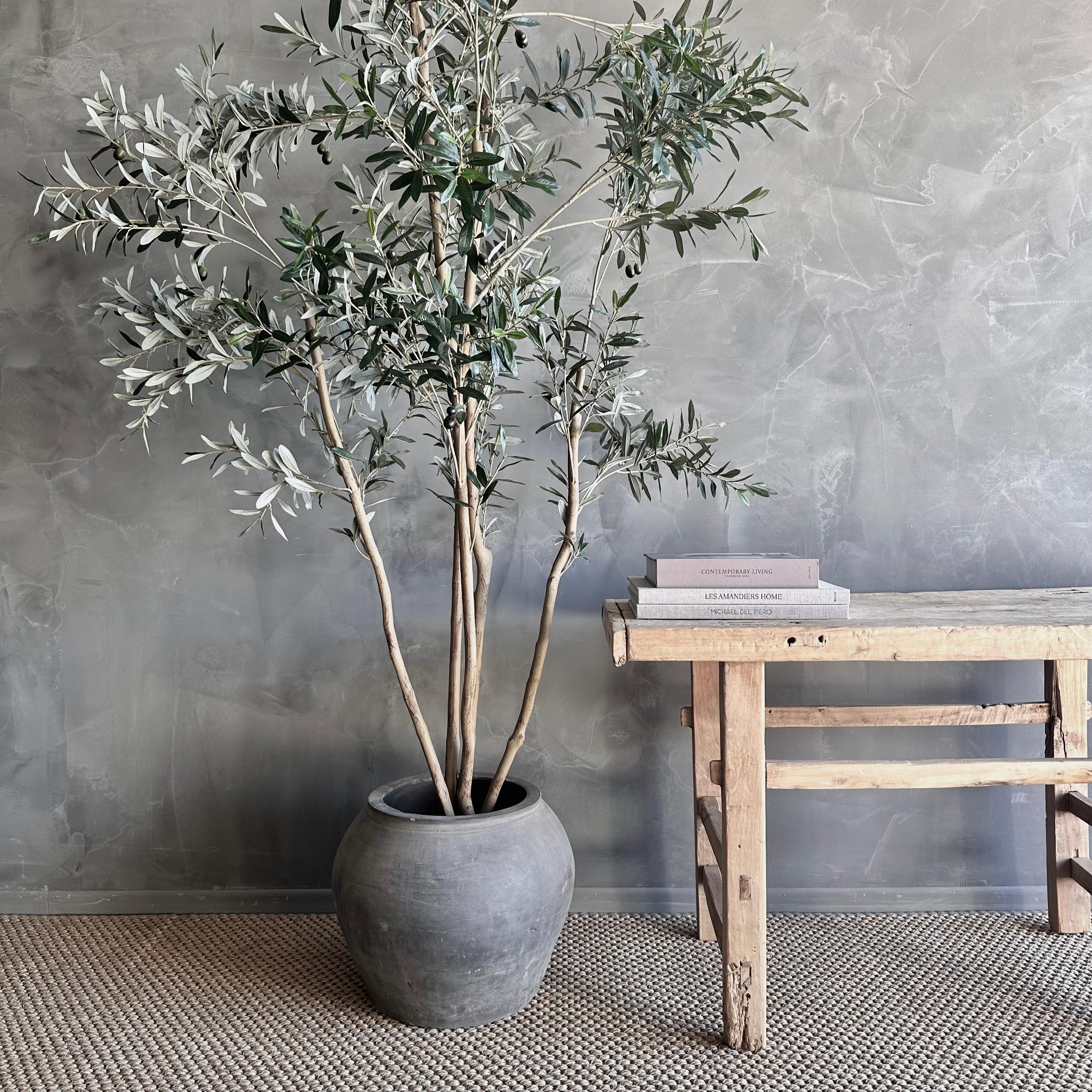 Scopri il fascino delle ceramiche ad olio opache vintage, che presentano splendide tonalità di grigio e imperfezioni uniche che aggiungono carattere ad ogni pezzo. Realizzati in argilla, questi vasi senza tempo presentano qualità artigianali come