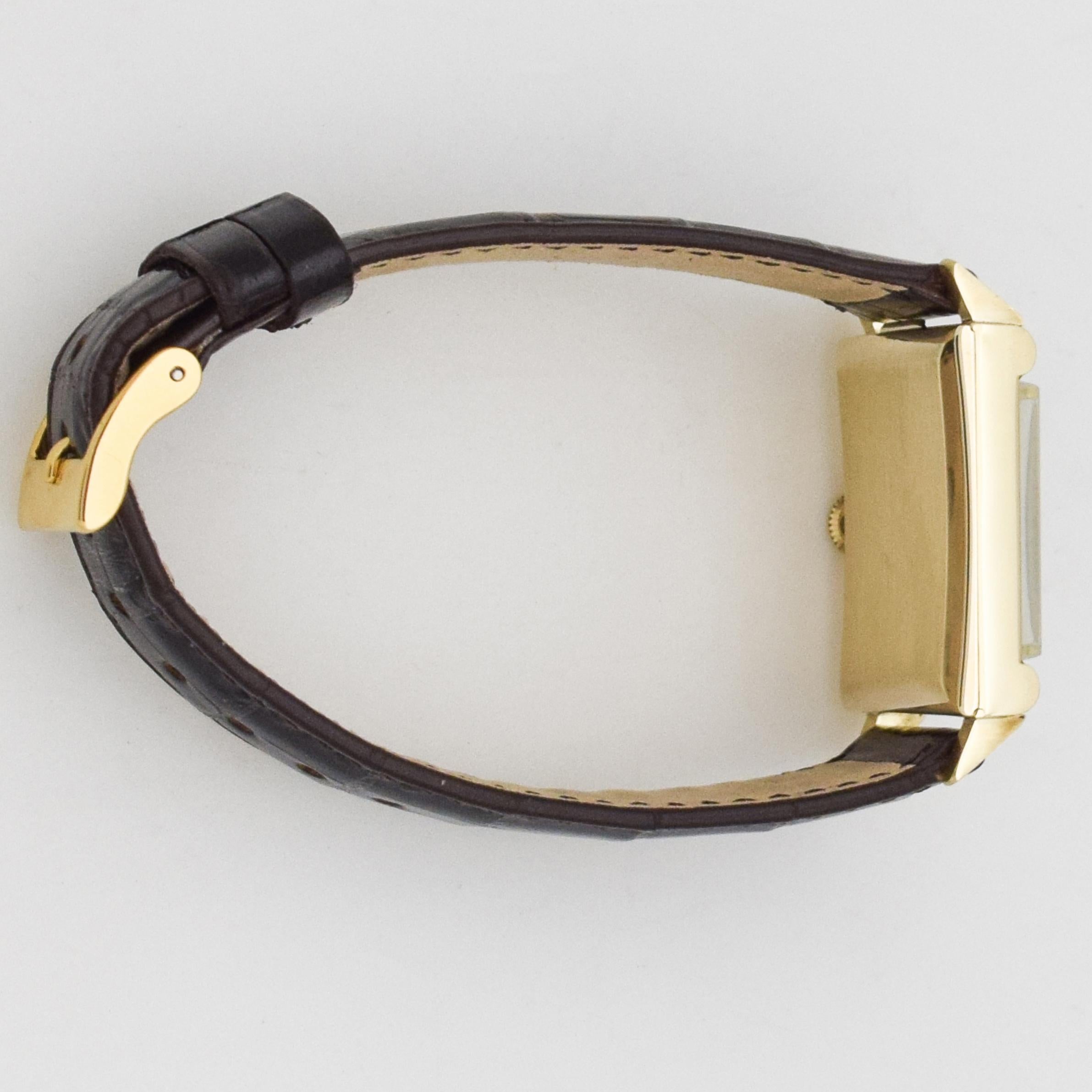 Vintage Matthey-Tissot Square-Shaped 14 Karat Yellow Gold Watch, 1940s In Excellent Condition For Sale In Beverly Hills, CA