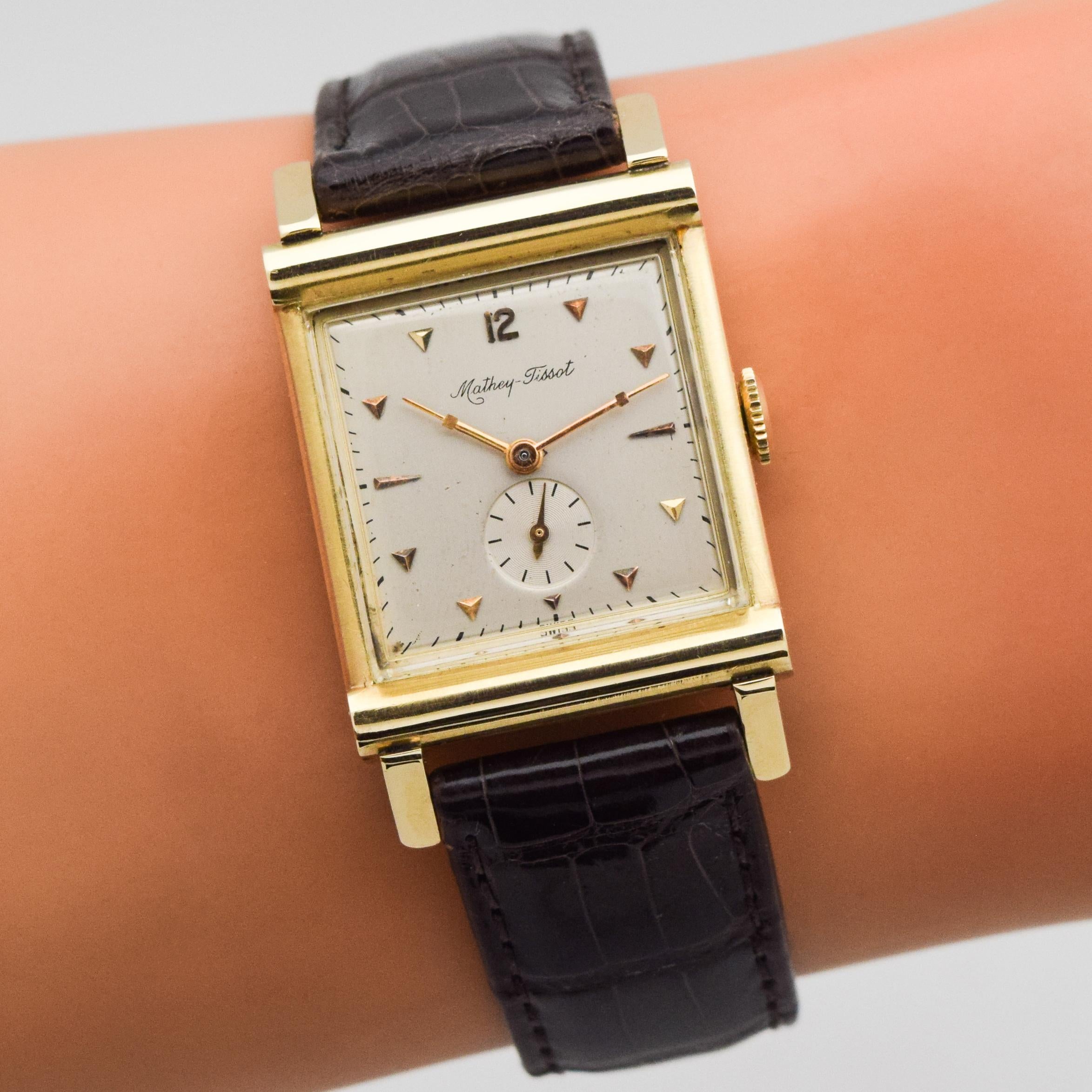 Vintage Matthey-Tissot Square-Shaped 14 Karat Yellow Gold Watch, 1940s For Sale 1