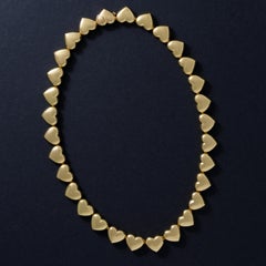 Collar gargantilla con forma de corazón de Mauboussin, de oro amarillo de 18 quilates, de los años 80, Francia