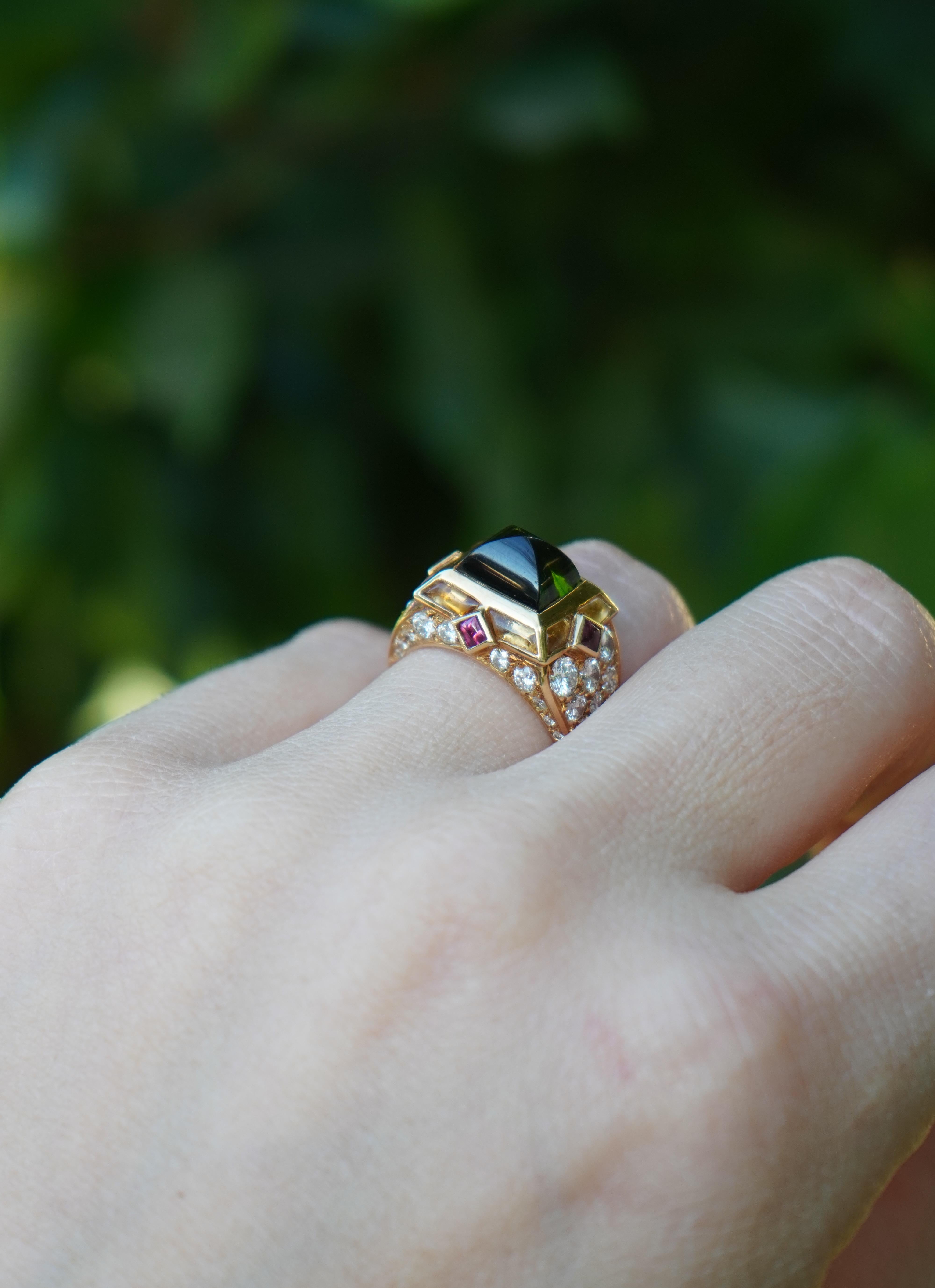 Questo anello vintage in oro 18k di Mauboussin, risalente agli anni '80, mostra la dedizione del marchio a design audaci ma raffinati. Con un peso di 10,5 grammi, l'anello misura 7 e può essere ridimensionato. Le sue dimensioni misurano 1/2 pollice