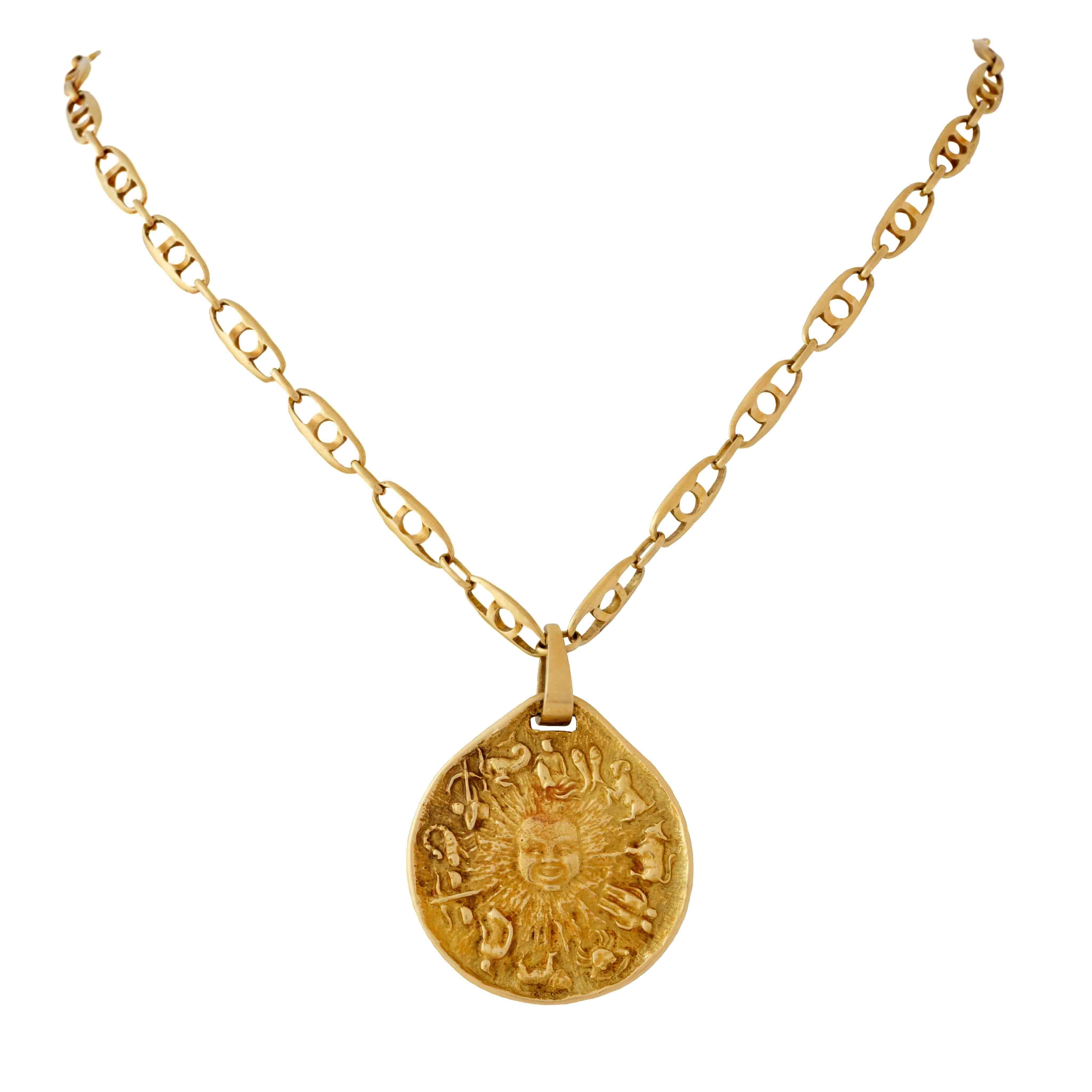 Moderno Vintage Mauboussin France 18 Karat Yellow Gold Ciondolo Astrologico a catena Scatola in vendita