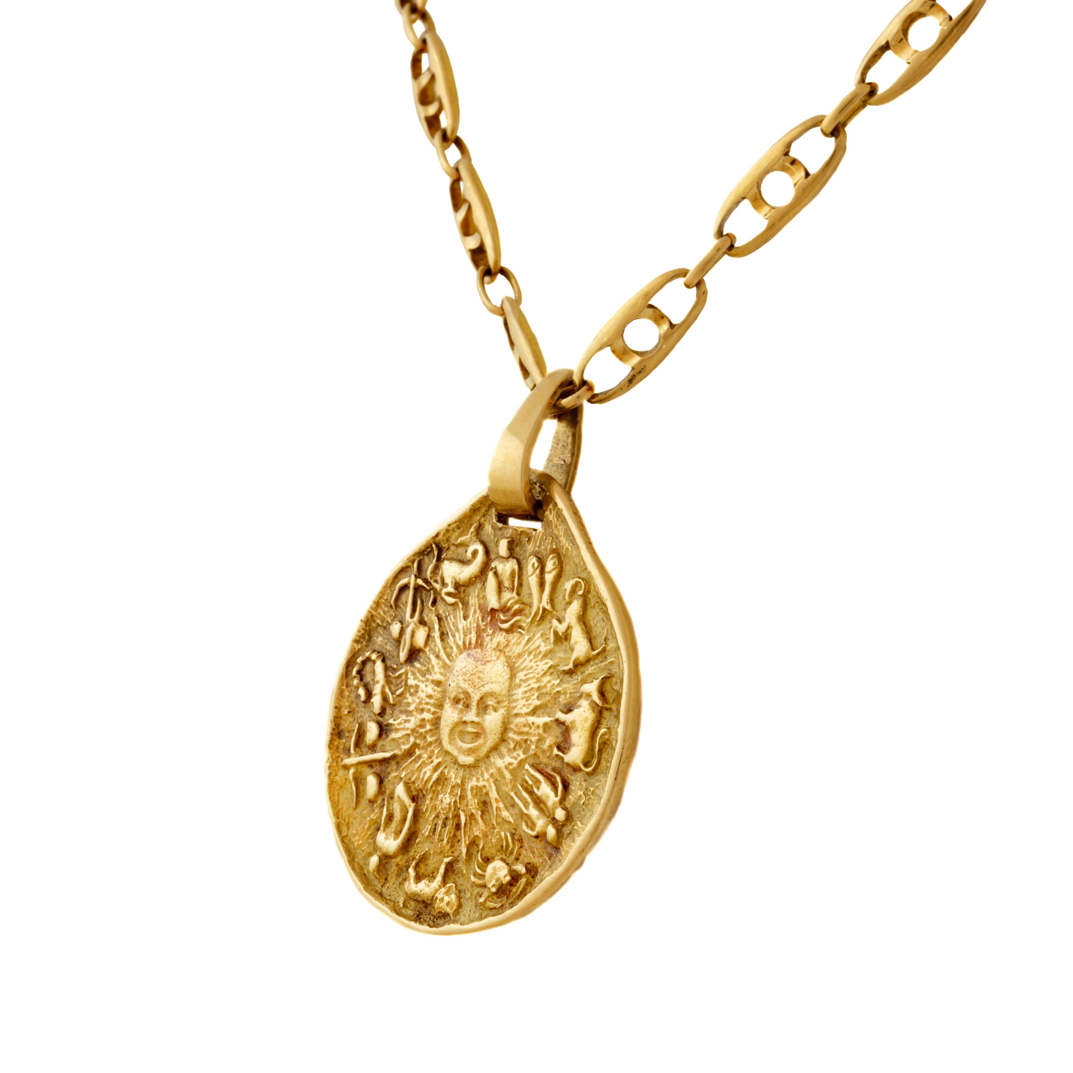 Vintage Mauboussin France 18 Karat Yellow Gold Ciondolo Astrologico a catena Scatola In condizioni buone in vendita a New York, NY