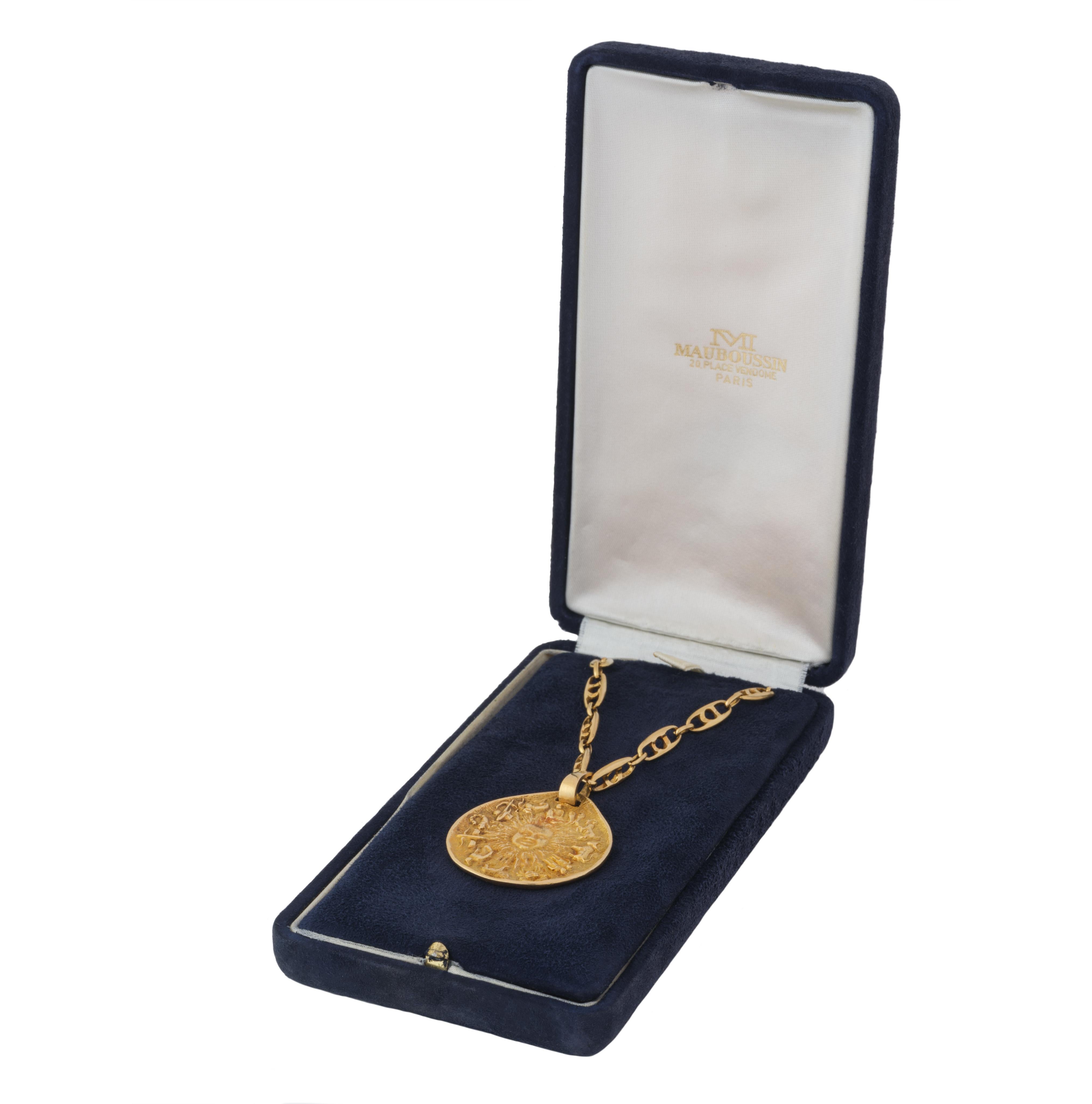 Vintage Mauboussin France 18 Karat Yellow Gold Ciondolo Astrologico a catena Scatola in vendita 1