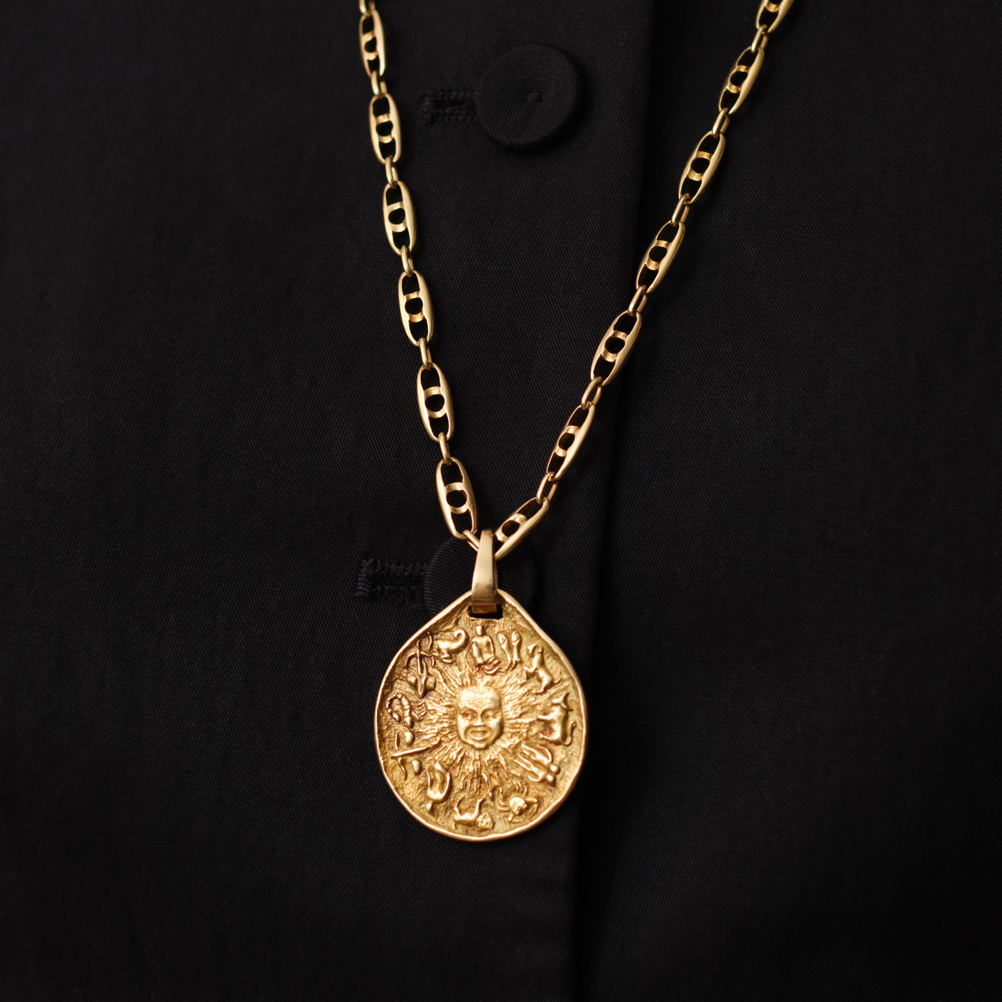 Vintage Mauboussin France 18 Karat Yellow Gold Ciondolo Astrologico a catena Scatola in vendita 3
