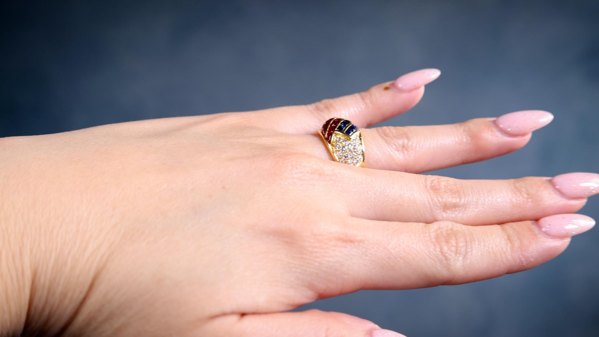 Vintage Mauboussin Französisch Rubin, Saphir, und Diamant 18k Gelbgold Dome Ring im Zustand „Gut“ im Angebot in Beverly Hills, CA