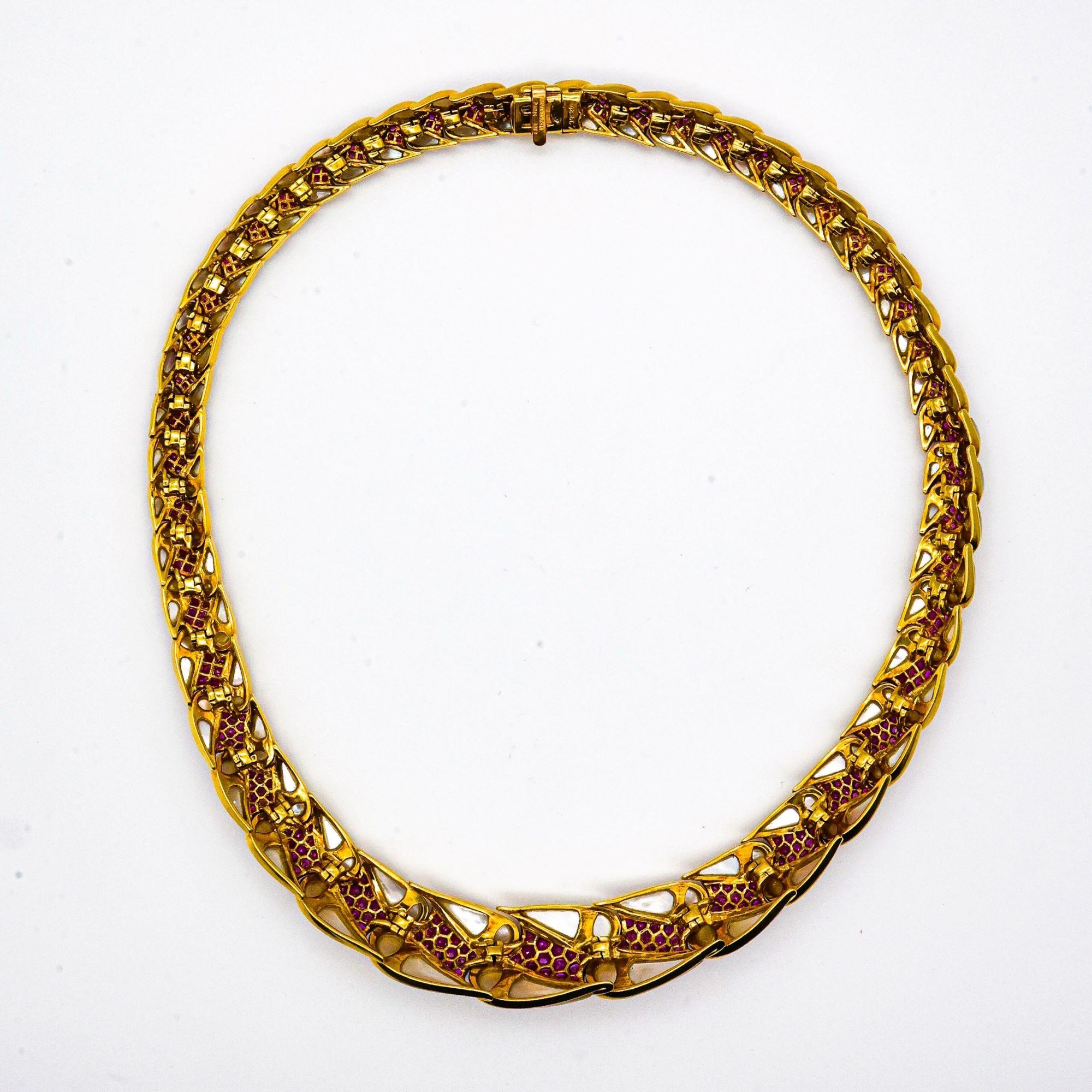 Halskette aus Gold, Rubin und Perlmutt von Mauboussin im Vintage-Stil, um 1970 Damen