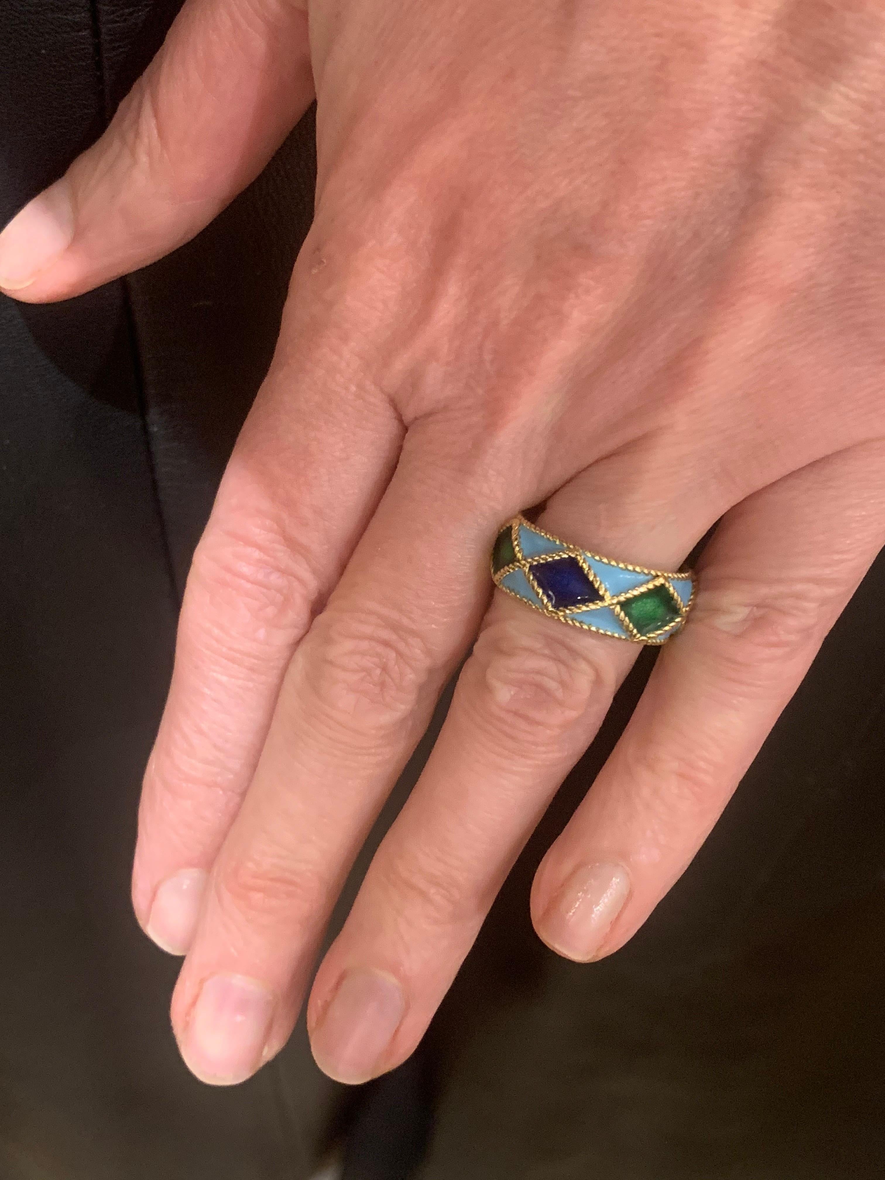Vintage Mauboussin Harlequin Enamel 18 Carat Yellow Gold Ring In Excellent Condition For Sale In Paris, FR