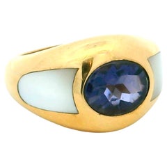 Vintage Mauboussin Bague dôme en or jaune 18 carats Iolite et nacre