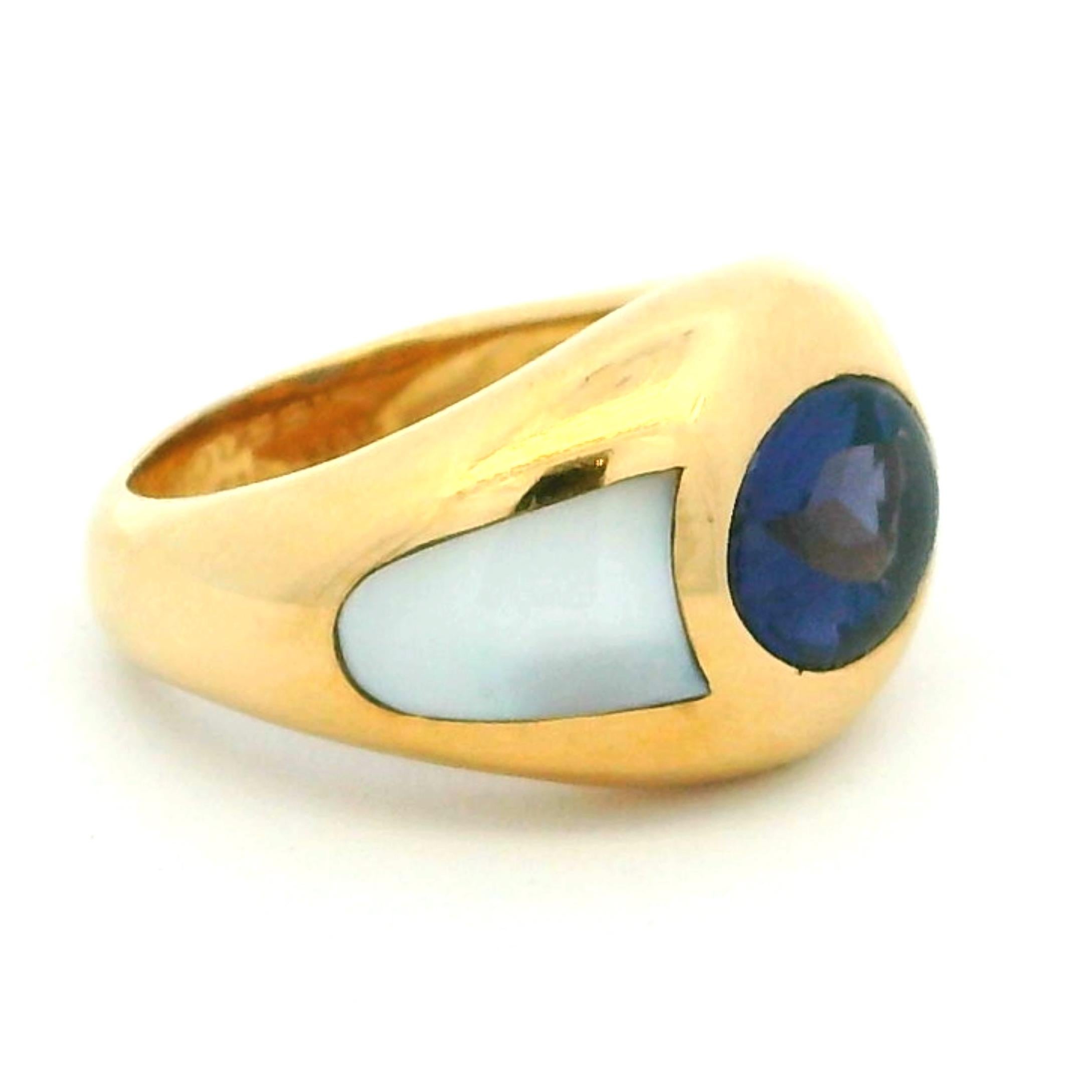 Taille ovale Vintage Mauboussin Iolite & Mother-of-Pearl Gypsy Dome Ring in 18K Yellow Gold en vente