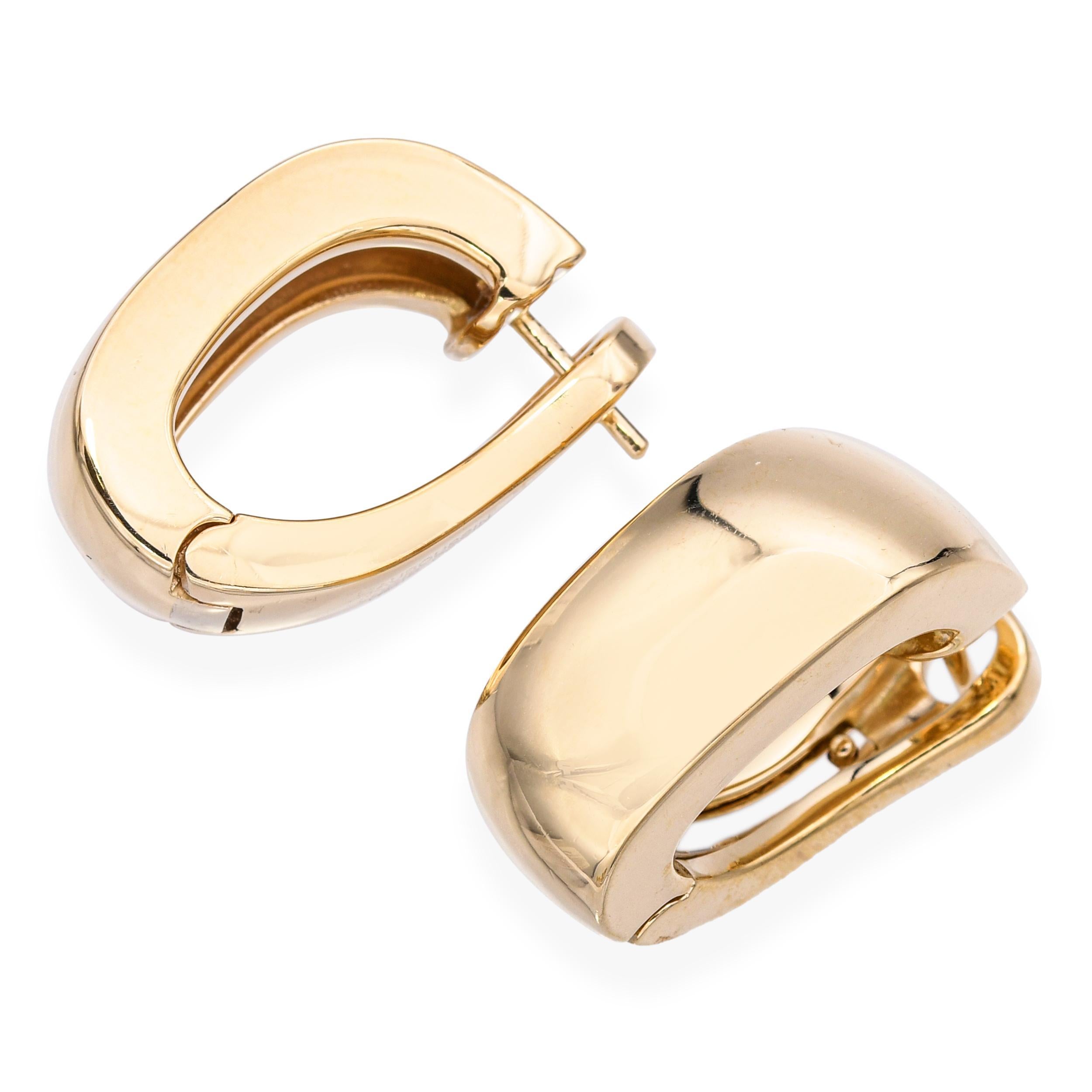 Questi eleganti orecchini vintage di Mauboussin Paris sono realizzati in lussuoso oro giallo 18 carati e mostrano il caratteristico mix di forme scultoree e raffinatezza del marchio. Progettati come audaci cerchi curvi, presentano una finitura