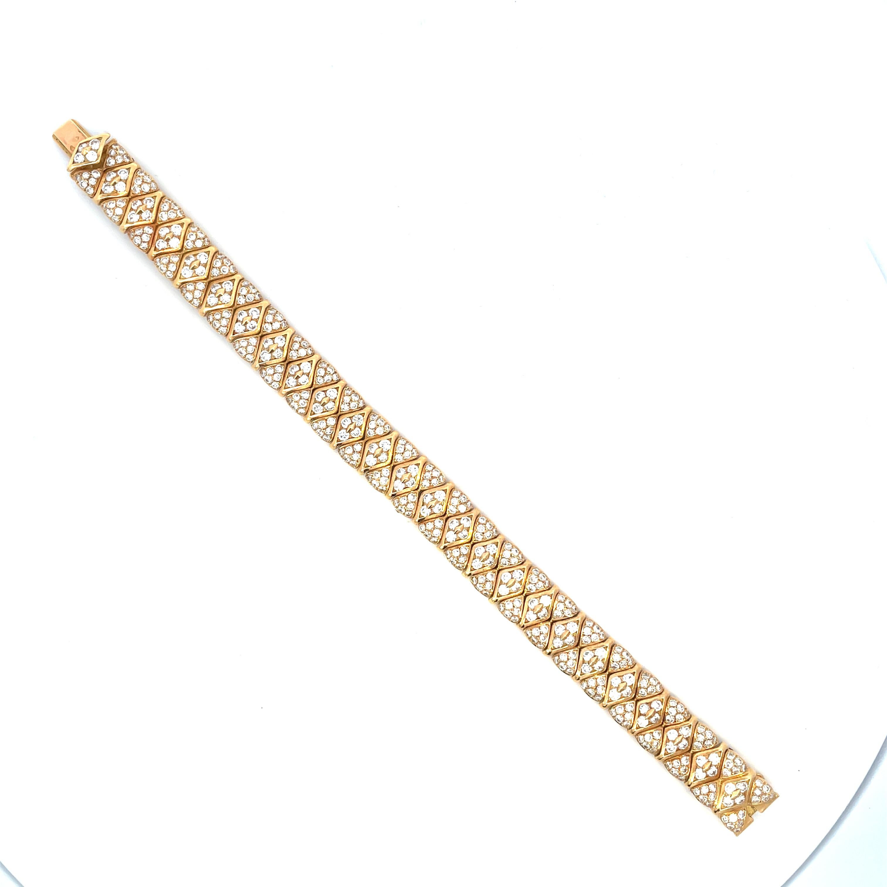 A lovely signed Mauboussin diamond link bracelet set in 18k yellow gold.
The bracelet is composed of 50 beautifully crafted articulated links, all of which being centrally set with a pavé set diamond panel.

Due to the links being articulated, this
