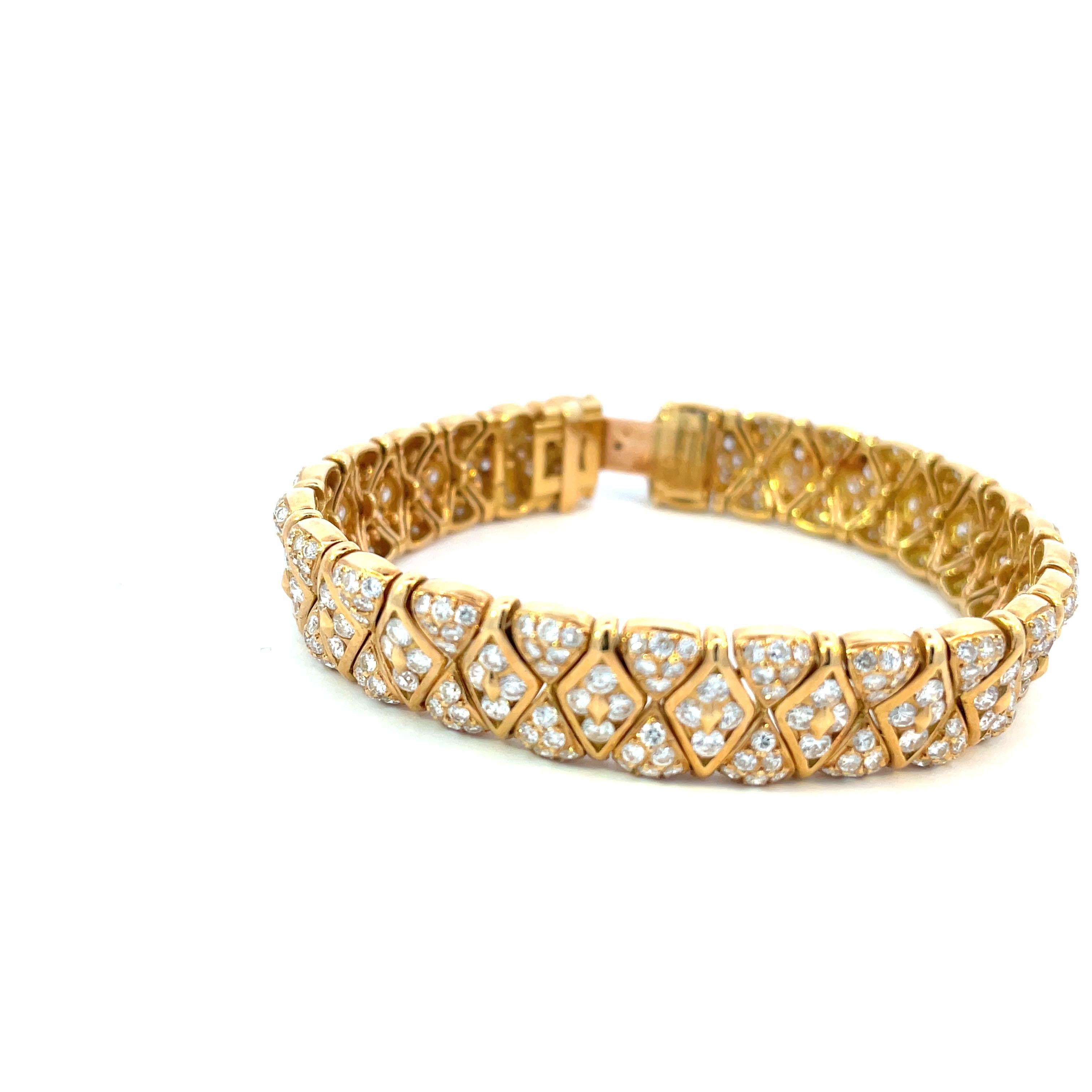 Vintage Mauboussin Paris 18kt Yellow Gold  and  9.00 ct Diamonds Bracelet For Sale 1