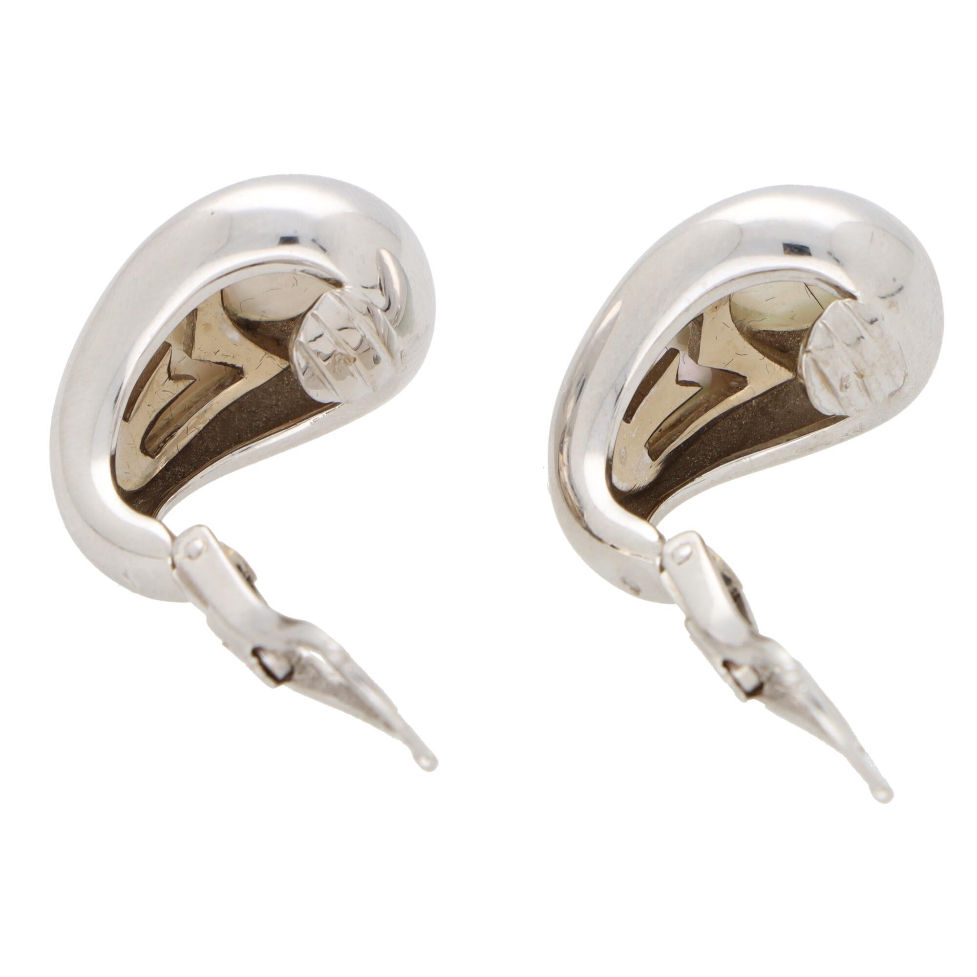 Vintage Mauboussin Paris Mother of Pearl Clip-on Earrings in 18k White Gold In Excellent Condition In London, GB