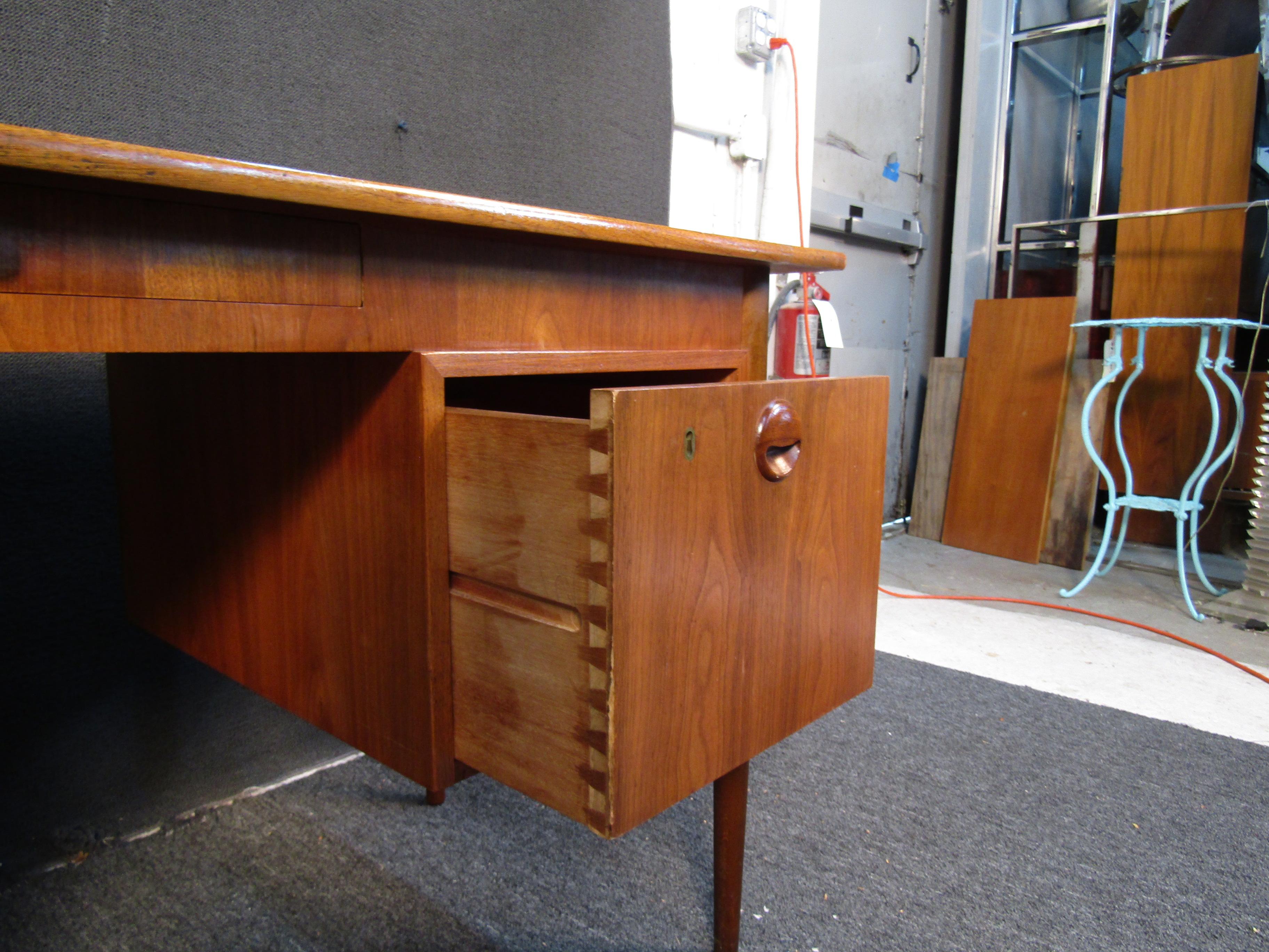 Scrivania vintage in teak di metà secolo di Maurice Villency in vendita 5