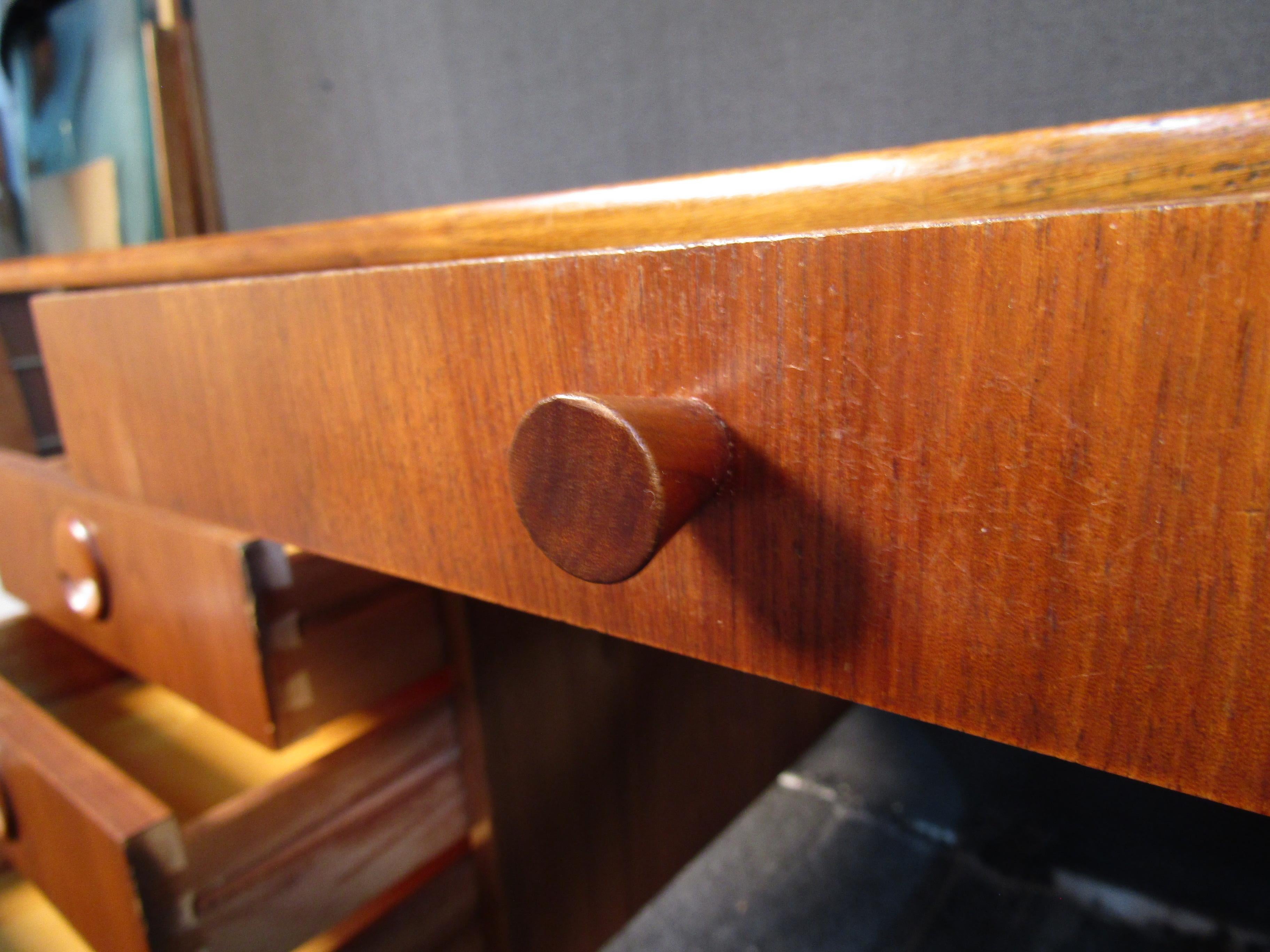 Scrivania vintage in teak di metà secolo di Maurice Villency in vendita 8