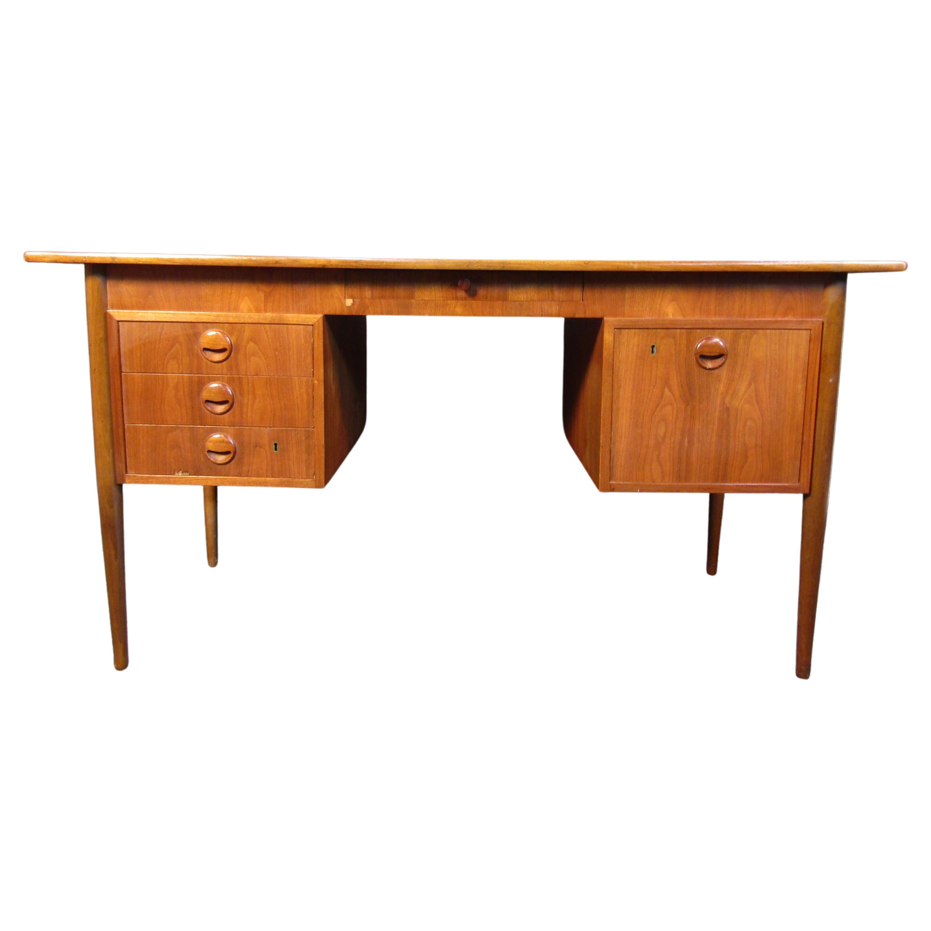 Splendida scrivania in teak di metà secolo di Maurice Villency. Ampia superficie di lavoro e 5 cassetti per un'ampia organizzazione e conservazione. I cassetti e le gambe scolpite aggiungono un tocco finale di stile a questo scrittoio vintage.