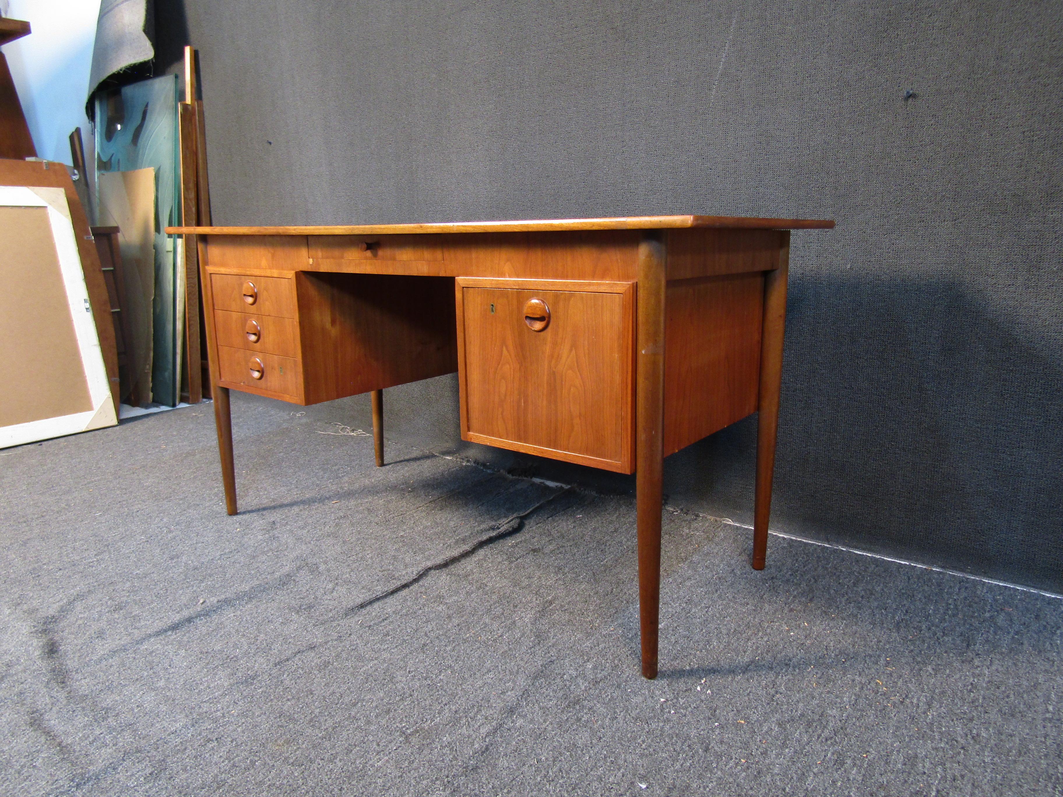 Scrivania vintage in teak di metà secolo di Maurice Villency In condizioni buone in vendita a Brooklyn, NY