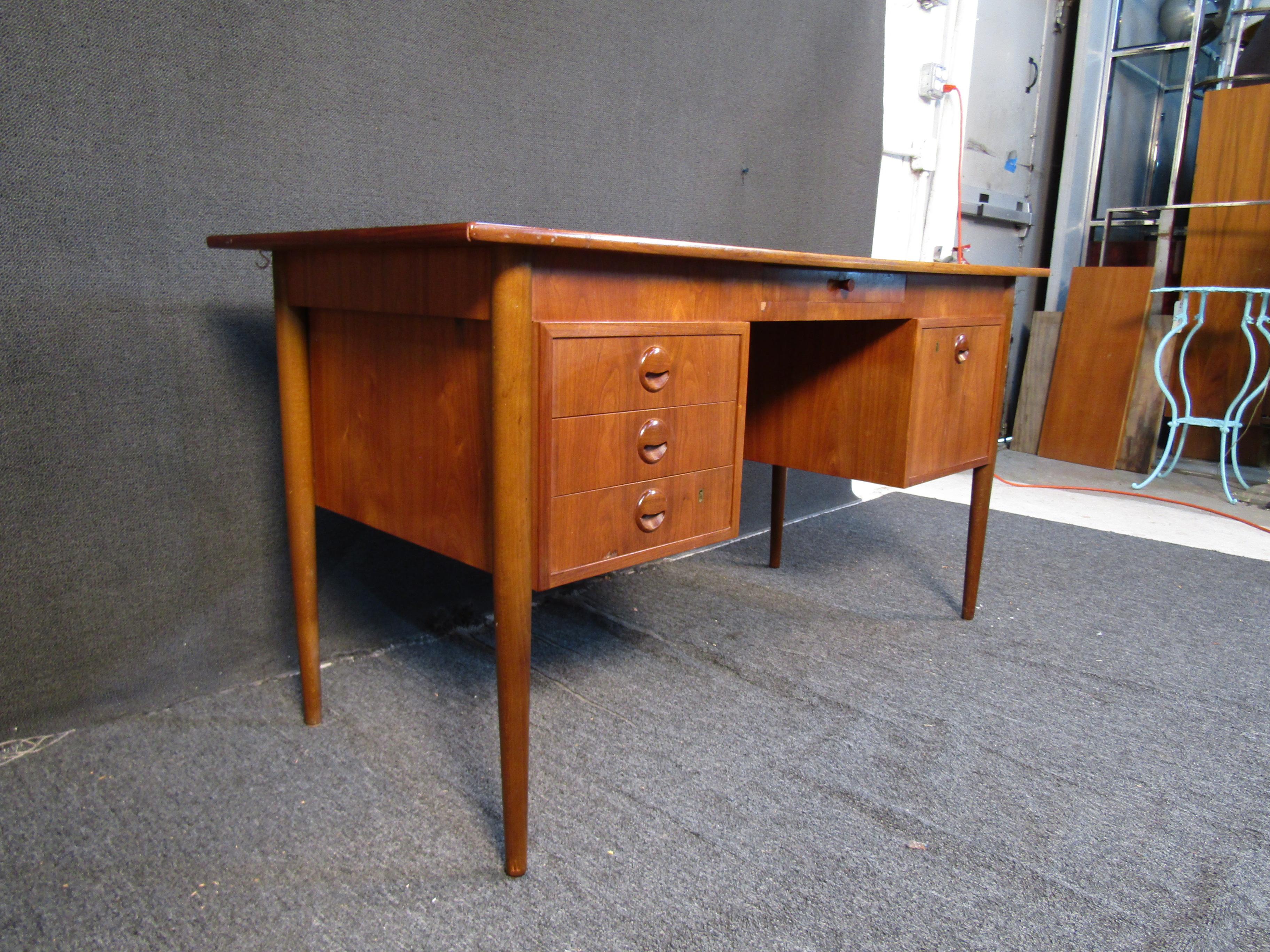 XX secolo Scrivania vintage in teak di metà secolo di Maurice Villency in vendita
