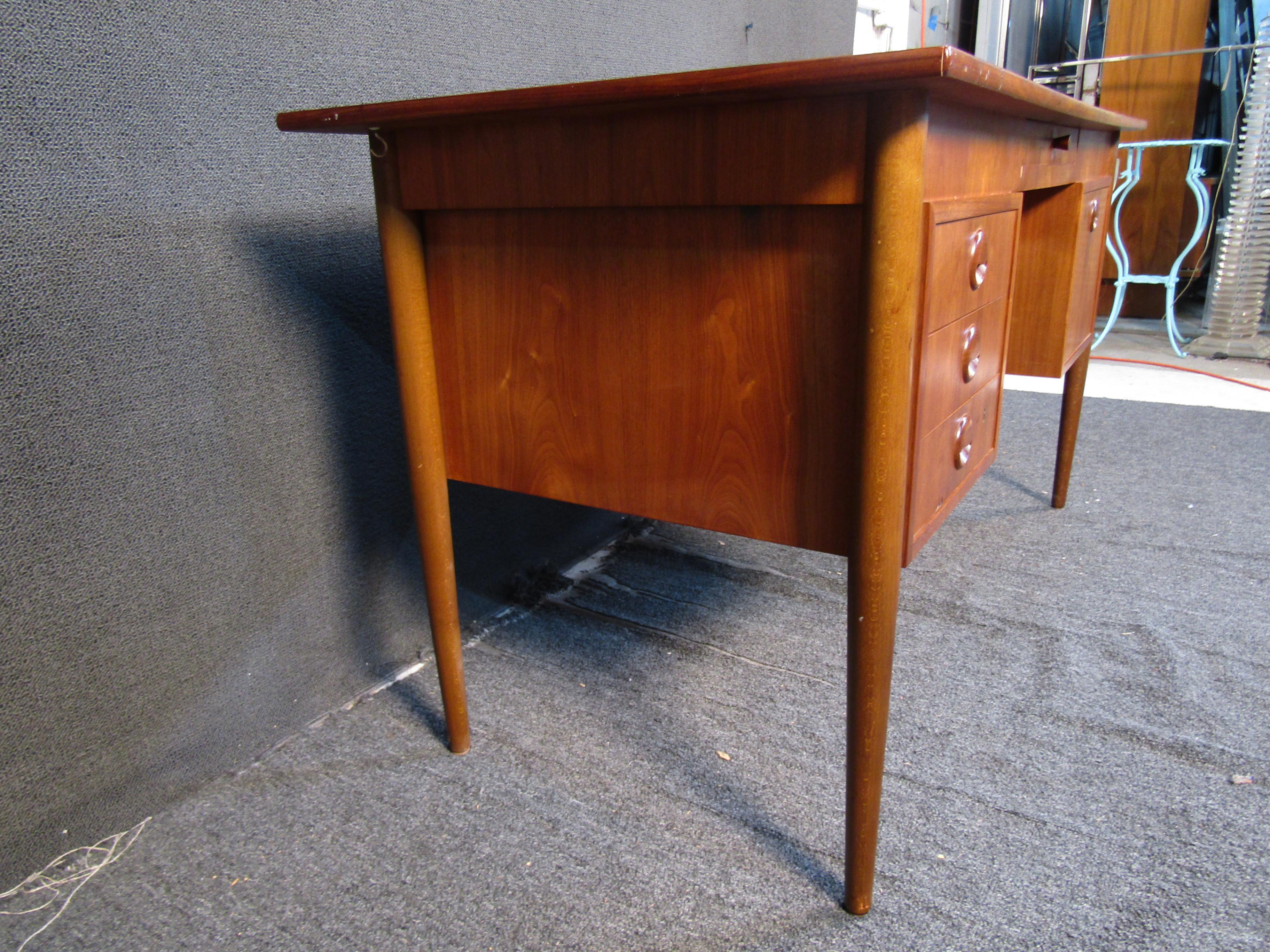 Vintage Maurice Villency Mid-Century Teak Desk In Good Condition For Sale In Brooklyn, NY