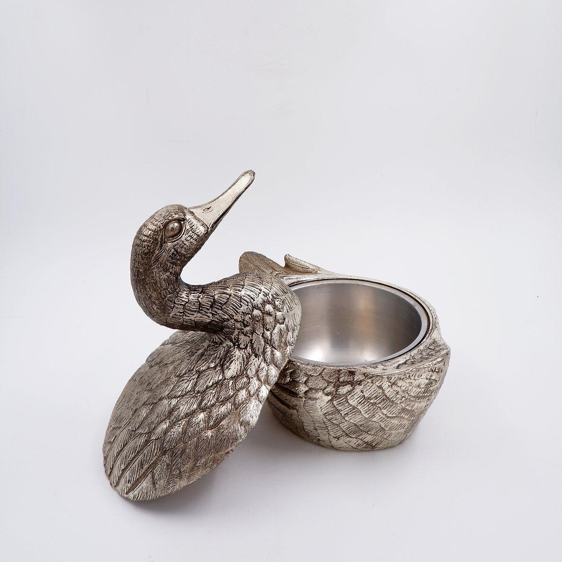 Vintage Mauro Manetti Duck Eiskübel, Italien, 1970er Jahre
Maße: 30x15cm H:22cm 
MATERIALIEN : Metall, Silberplatte
Eleganter versilberter Enteneiskübel von Mauro Manetti, mit Metalleinlage im Inneren und Signatur auf dem Boden.
Äußerst dekorativ