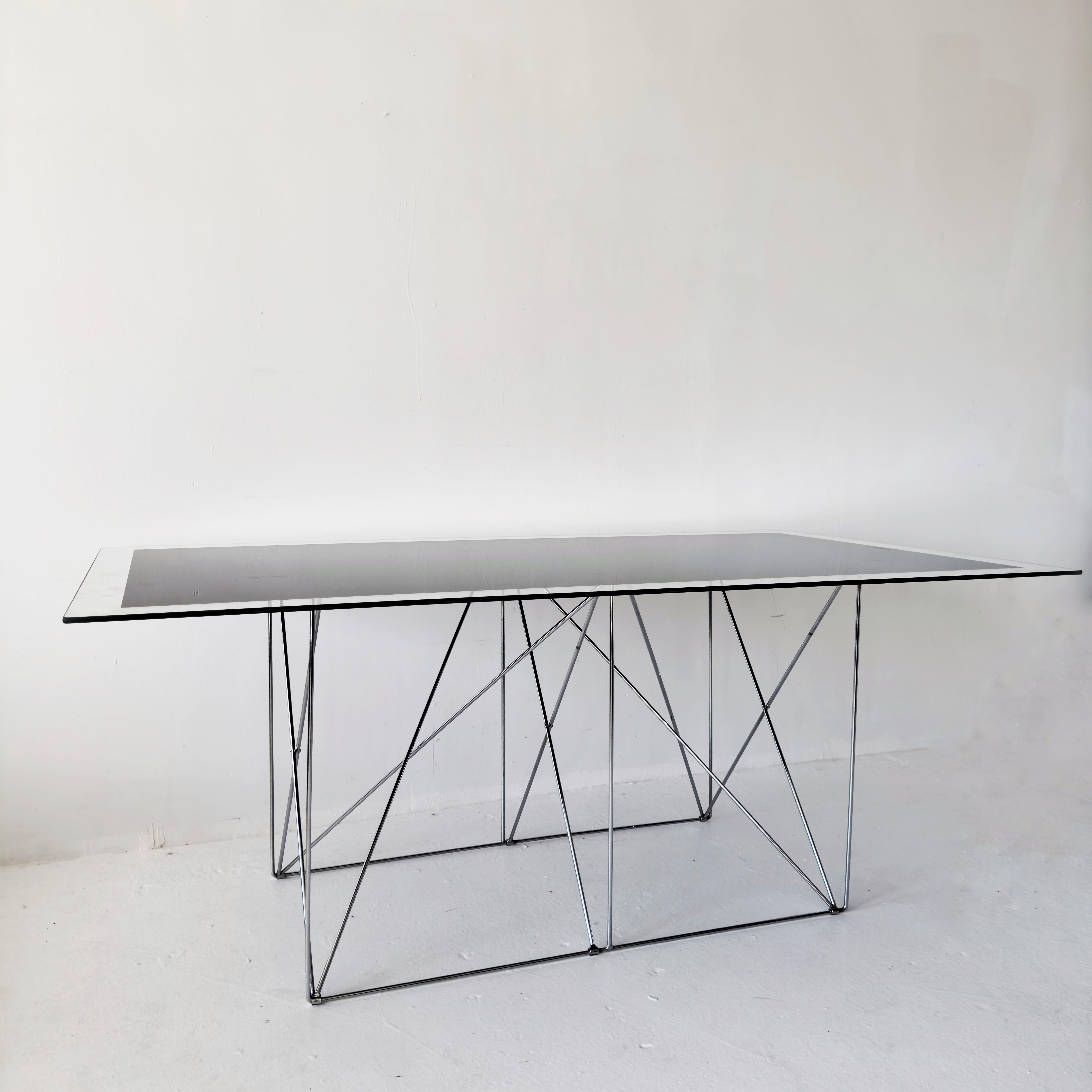 Un design modernista di grande impatto, con una base cromata pieghevole 