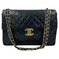 Maxi jumbo CHANEL-Klappentasche aus schwarzem Lammleder