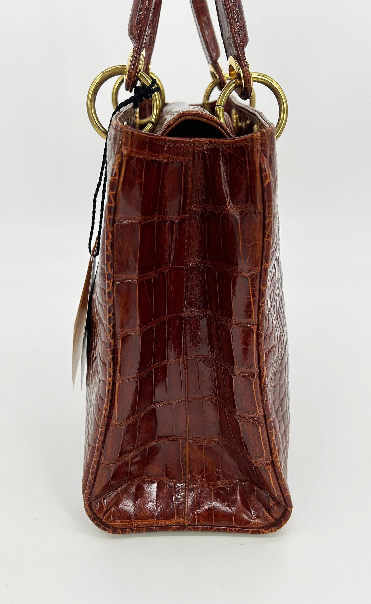 Vintage Maxima für Titti Dell'Acqua Cognac Tan Alligator Top Handle Bag in ausgezeichnetem Zustand. Echtes, dunkles, cognacfarbenes Alligatorleder mit goldenen Beschlägen und zwei Griffen an der Oberseite. Ein passender Alligator- und