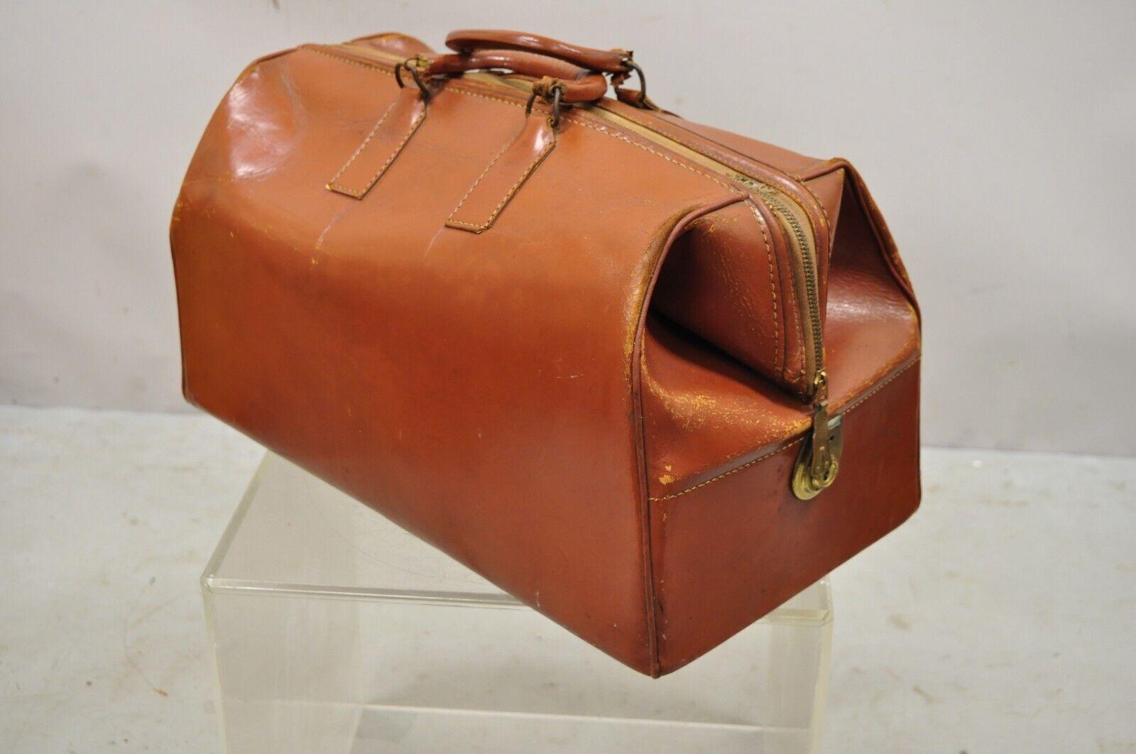 Vintage Maximillion brown leather doctor's medical bag carry on luggage. Item features original tag, very nice vintage item. 
Circa Mid 20th Century. Measurements: 11