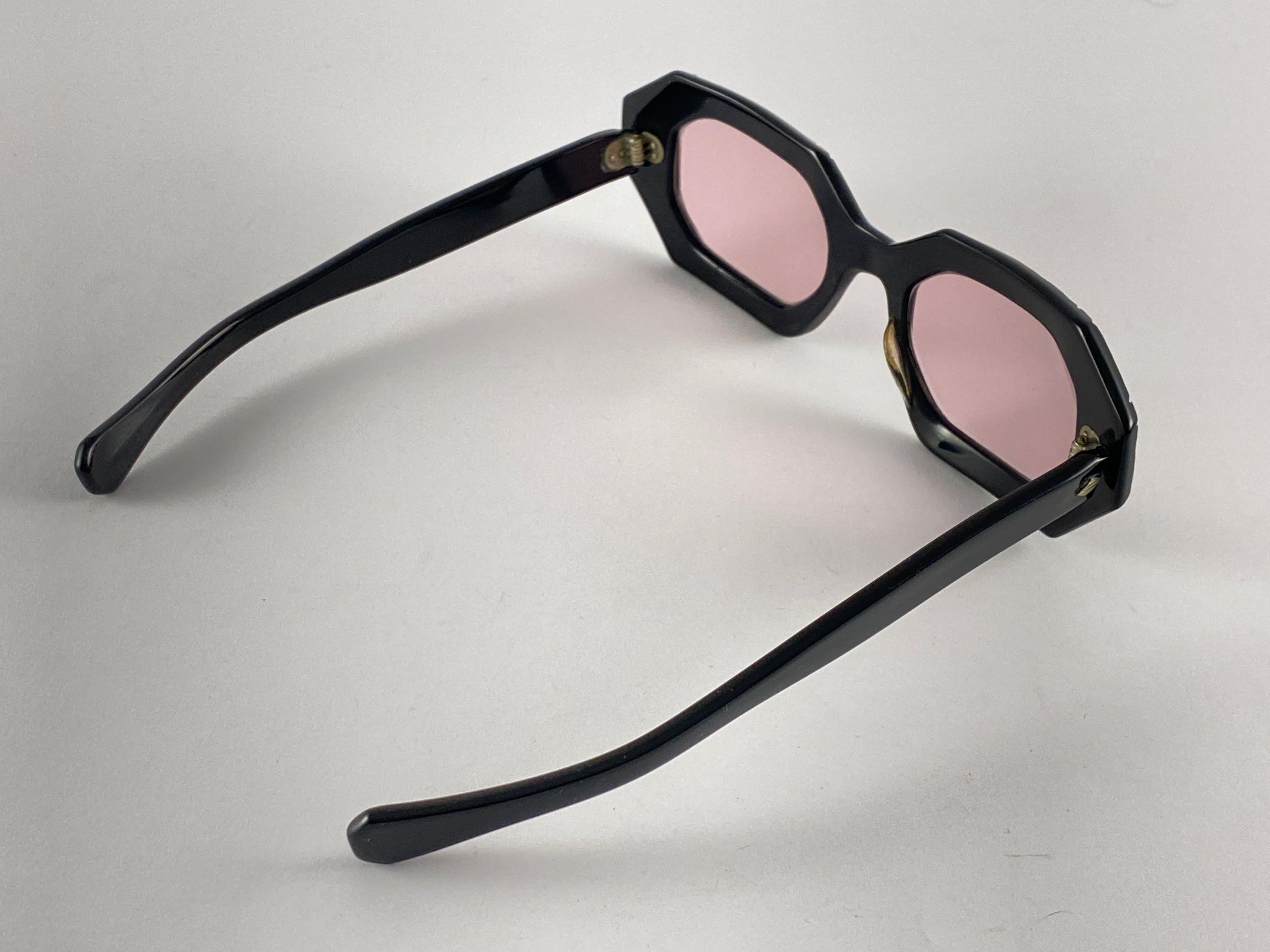 Lunettes de soleil vintage noires et blanches « » May, fabriquées aux États-Unis, années 1980 en vente 1