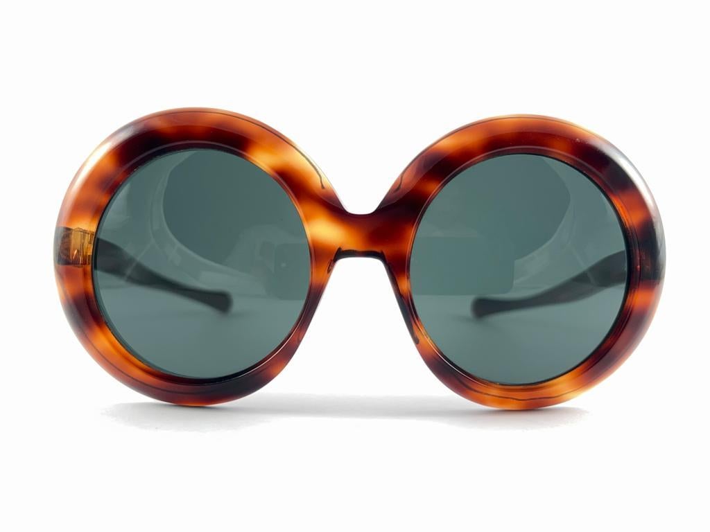 
Vintage May Round Oversized Tortoise Frame With Spotless Grey Lenses Sunglasses 1970’S 


This Pair Have Minor Sign Of Wear Due To More Than 40 Years Of Storage


Made In Usa




Front                                   13.5 Cms

Lens Height        
