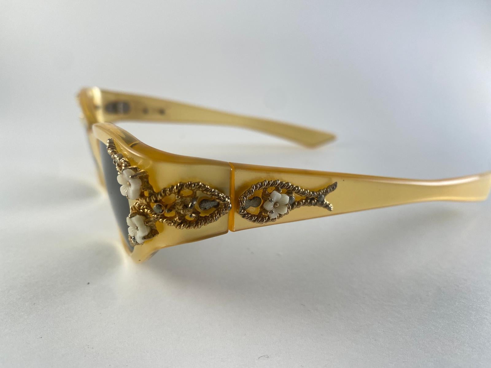 Marrone Occhiali da sole a occhi di gatto ingioiellati Vintage By Midcentury Made In USA in vendita