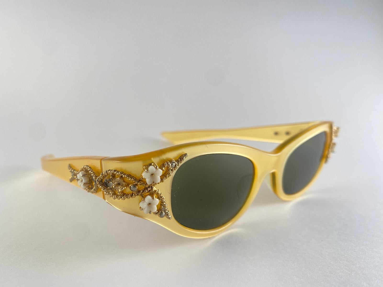 Donna Occhiali da sole a occhi di gatto ingioiellati Vintage By Midcentury Made In USA in vendita