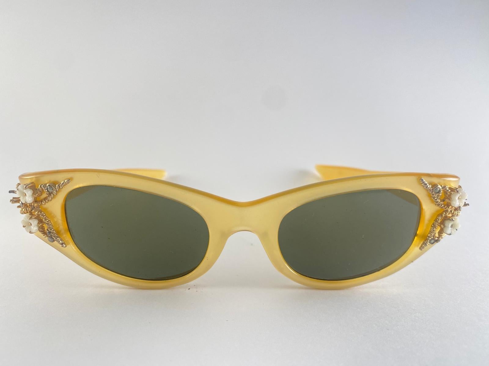 Occhiali da sole a occhi di gatto ingioiellati Vintage By Midcentury Made In USA in vendita 2