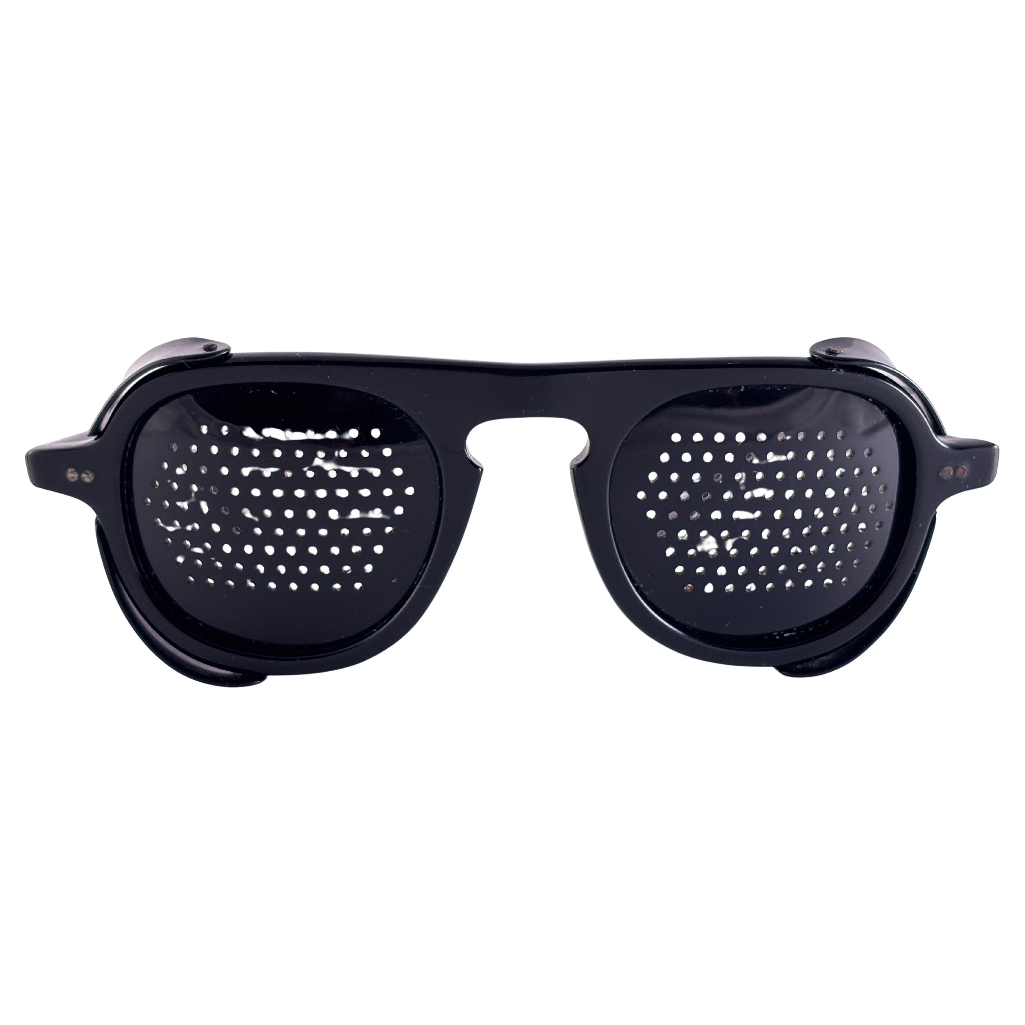 Lunettes de soleil perforées Vintage May avec verres latéraux.

Cette beauté présente des signes d'usure visibles, à peine perceptibles lorsqu'on la porte.


Un article recherché à ne pas manquer !


Mesures

Avant                      13   