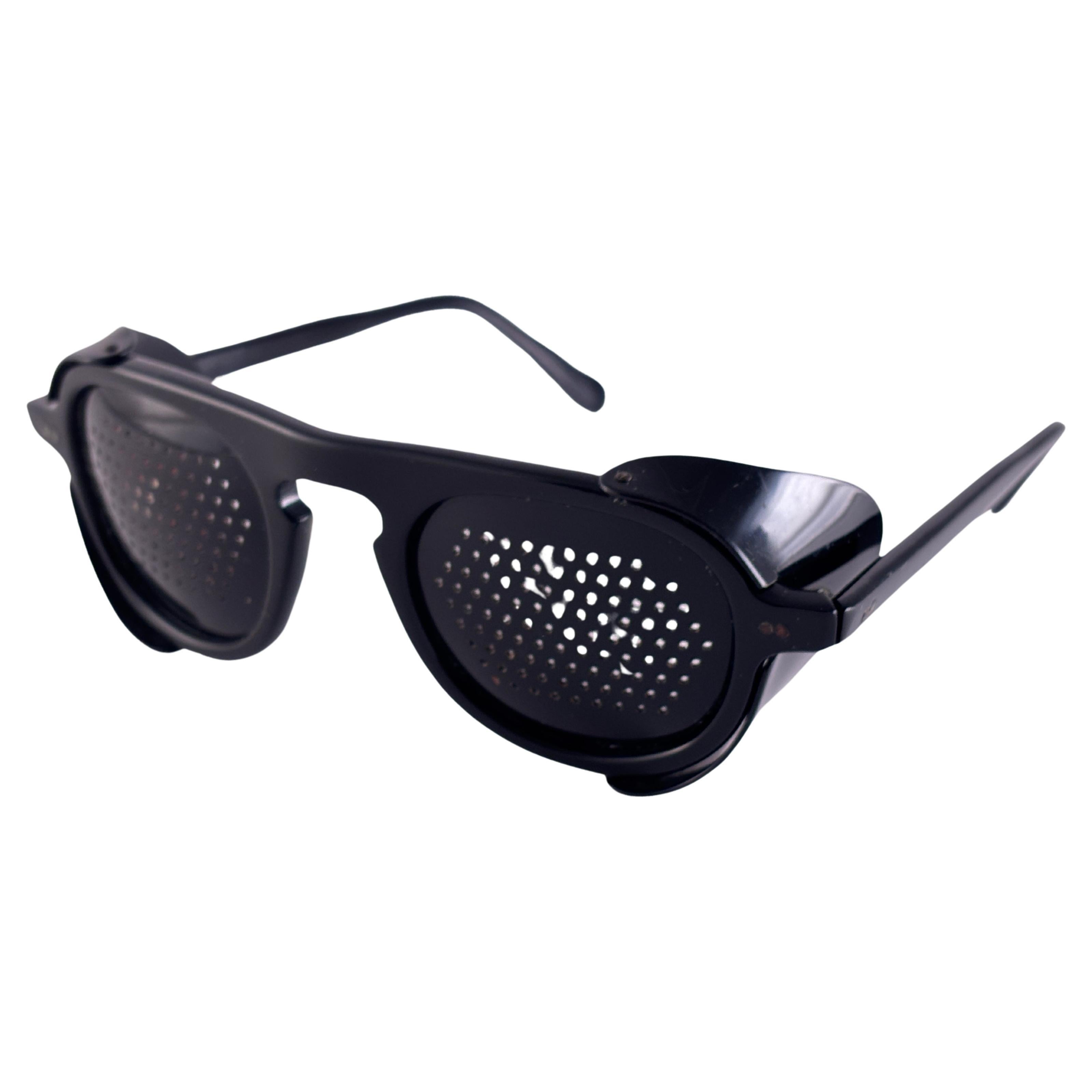 Noir Lunettes de soleil Vintage May Perforated Side Cups 1970's Usa Made en vente