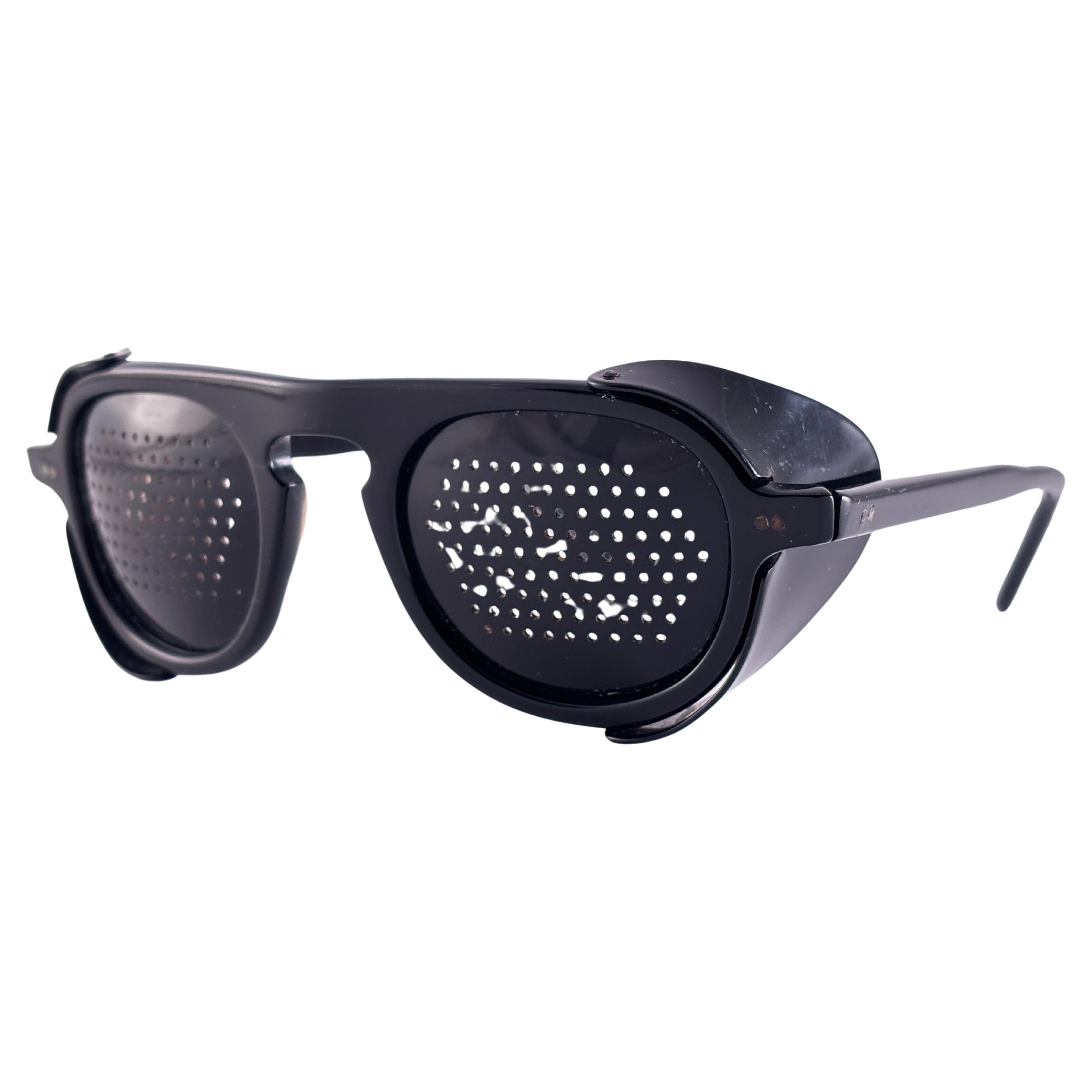 Lunettes de soleil Vintage May Perforated Side Cups 1970's Usa Made Excellent état - En vente à Baleares, Baleares