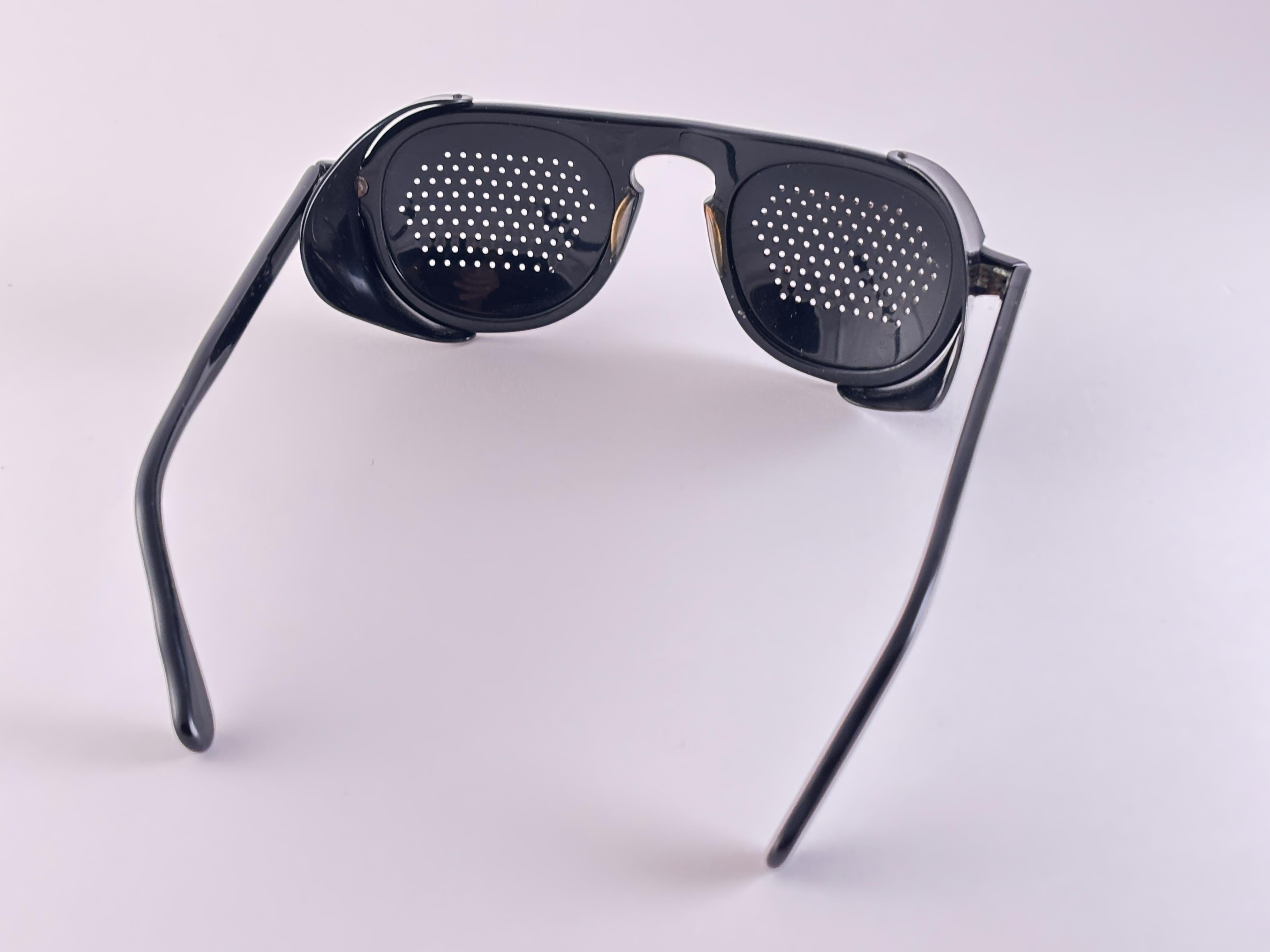 Lunettes de soleil Vintage May Perforated Side Cups 1970's Usa Made en vente 1