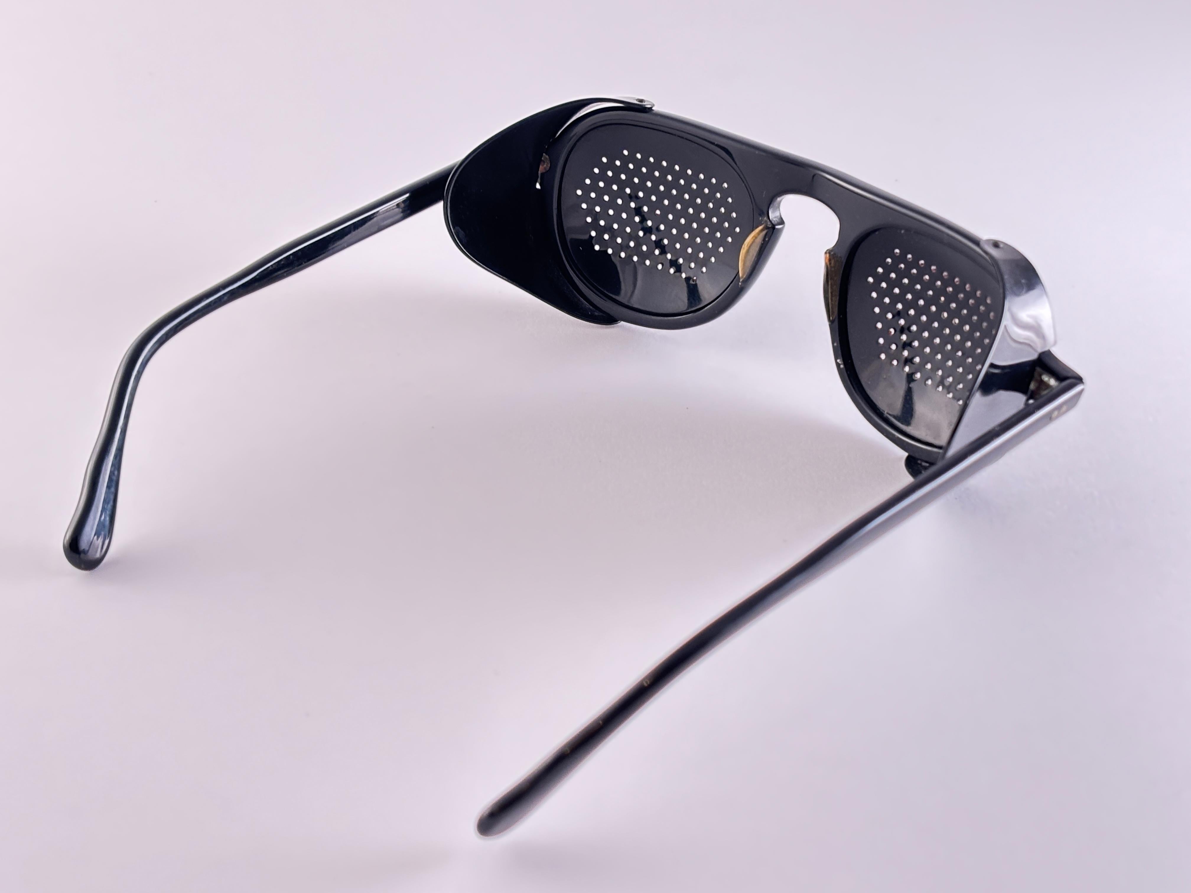 Lunettes de soleil Vintage May Perforated Side Cups 1970's Usa Made en vente 2