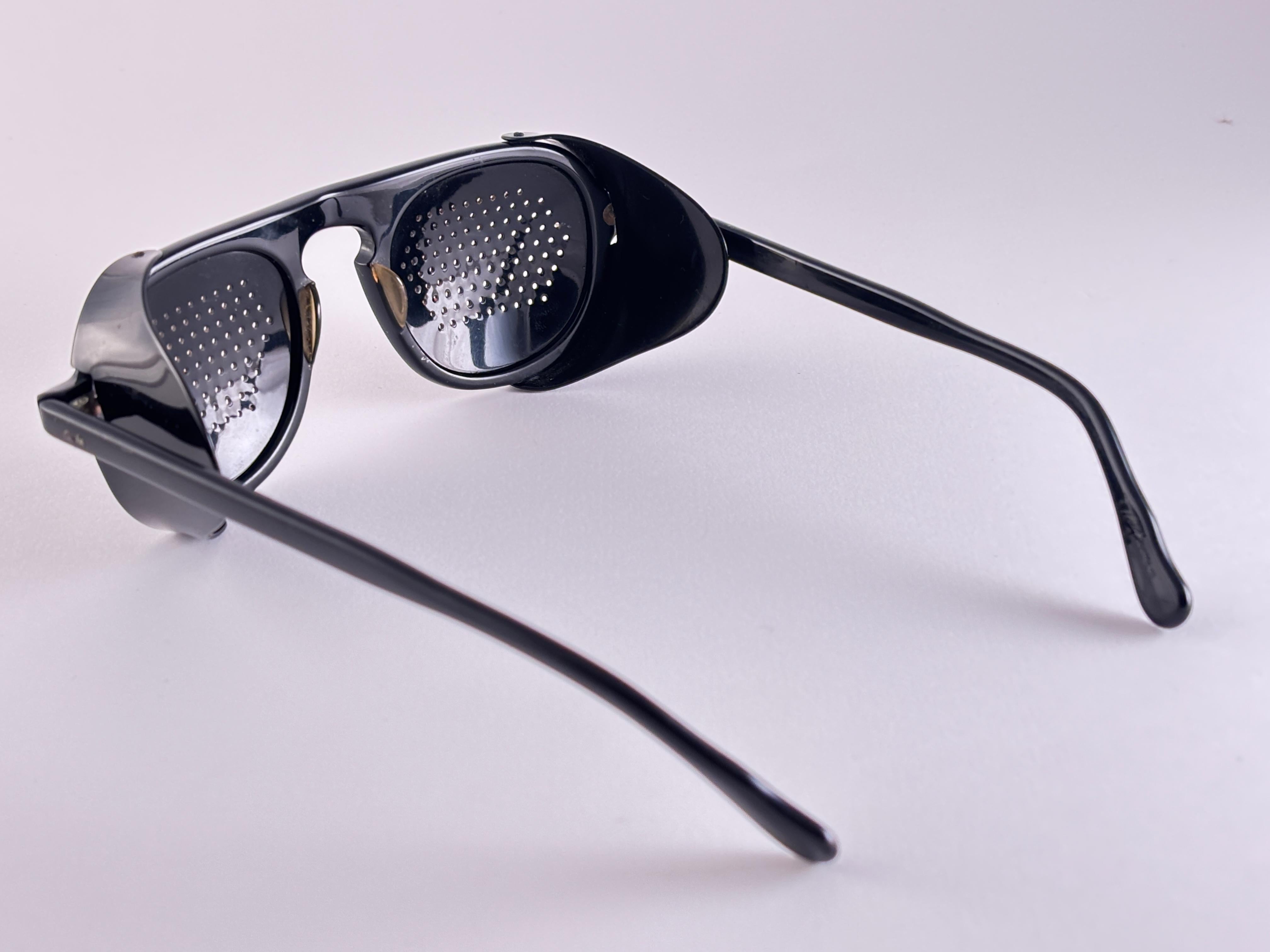 Lunettes de soleil Vintage May Perforated Side Cups 1970's Usa Made en vente 4