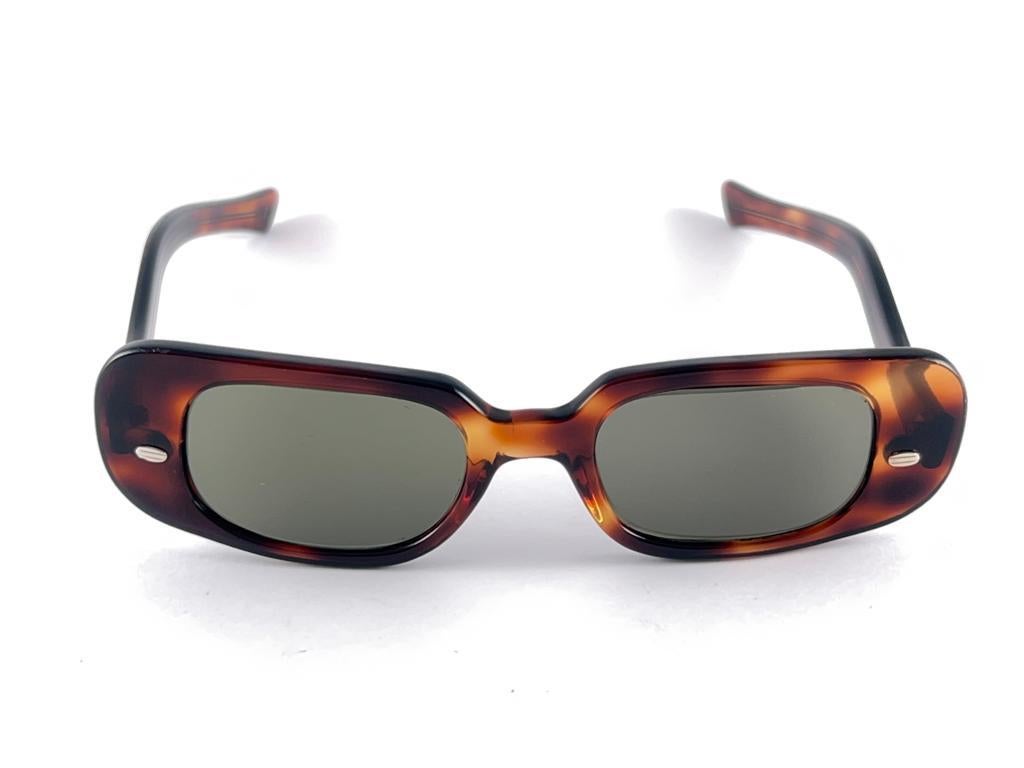 Vintage Mai rechteckige Midcentury Schildpatt Frame 1960's Sonnenbrille in den USA gemacht für Damen oder Herren im Angebot