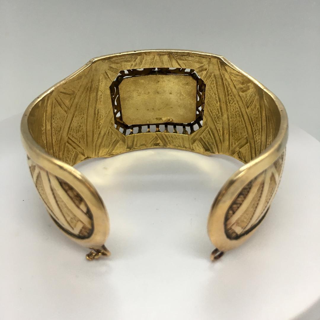 Vintage Mayan 18k Folk Art Cuff Bangle Unisex Bracelet 70.7 Gram 7.5 Inch Wrist

This unique vintage Mayan bracelet is a stunning piece of folk art that is sure to impress. Crafted from 18k yellow gold, this unisex cuff bangle features intricate