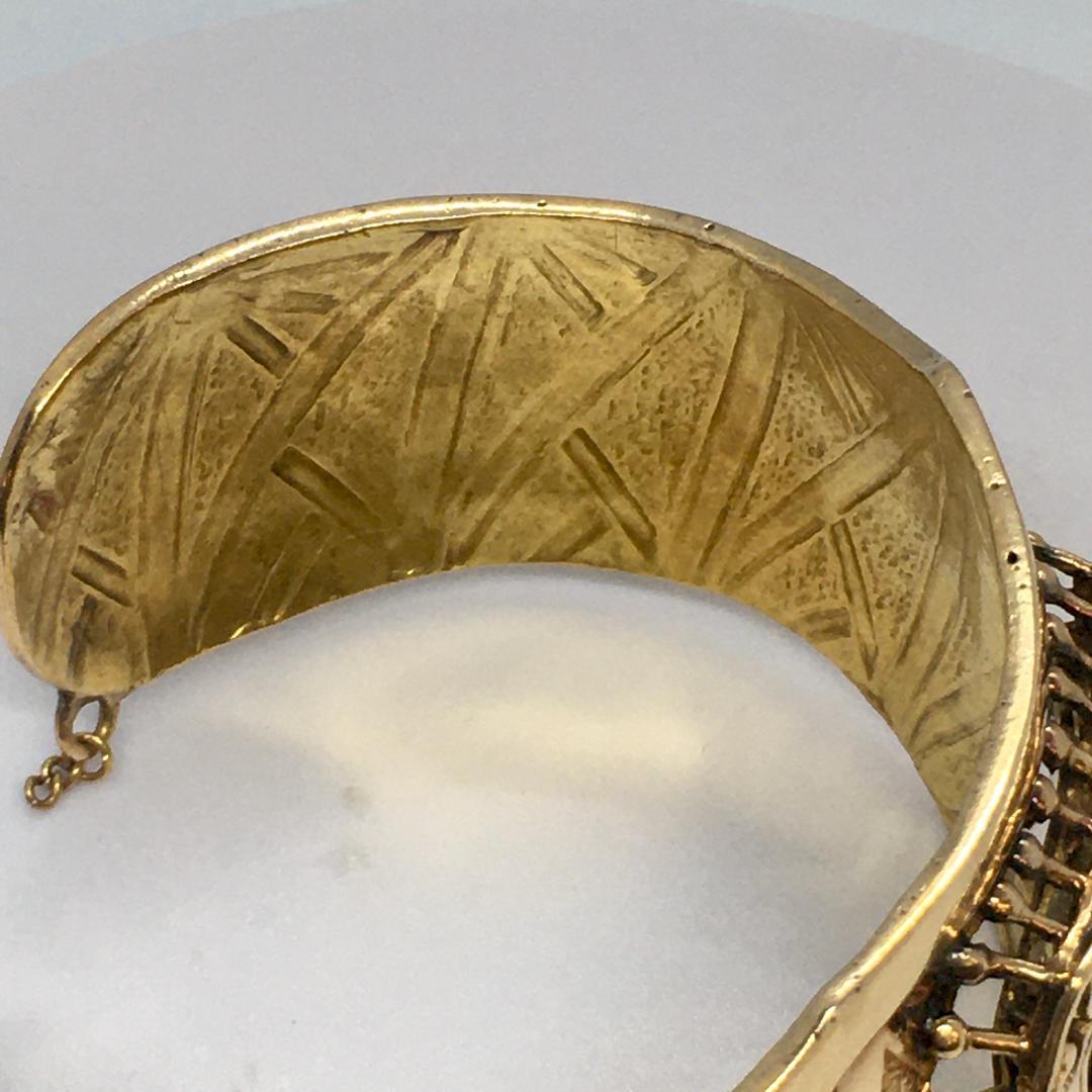 Vintage Mayan 18k Folk Art Cuff Bangle Unisex Bracelet 70.7 Gram 7.5 Inch Wrist In Good Condition For Sale In Los Angeles, CA