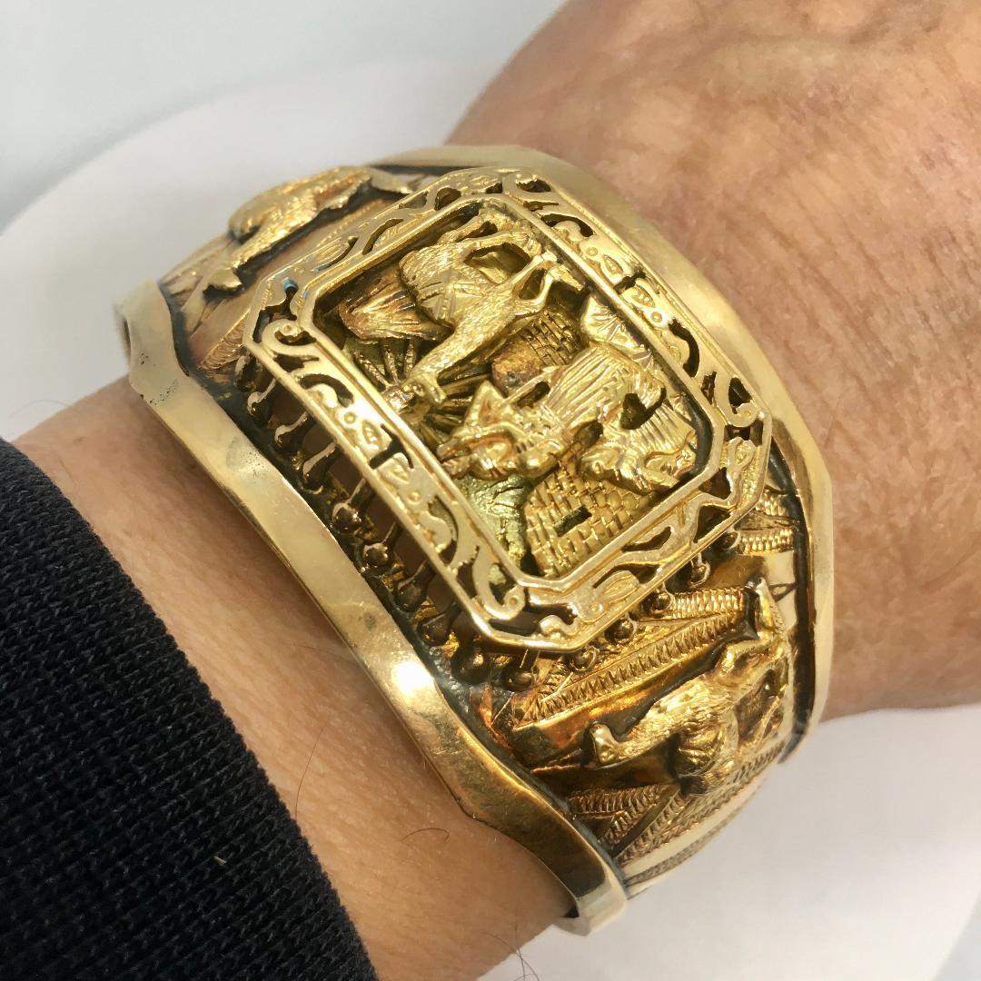 Vintage Mayan 18k Folk Art Cuff Bangle Unisex Bracelet 70.7 Gram 7.5 Inch Wrist For Sale 1