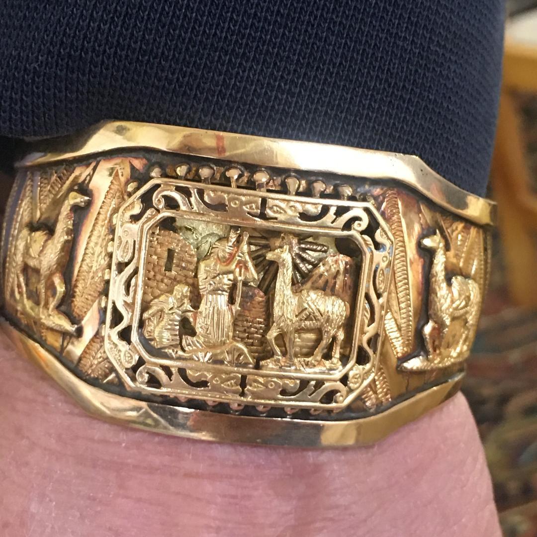 Vintage Mayan 18k Folk Art Cuff Bangle Unisex Bracelet 70.7 Gram 7.5 Inch Wrist For Sale 2
