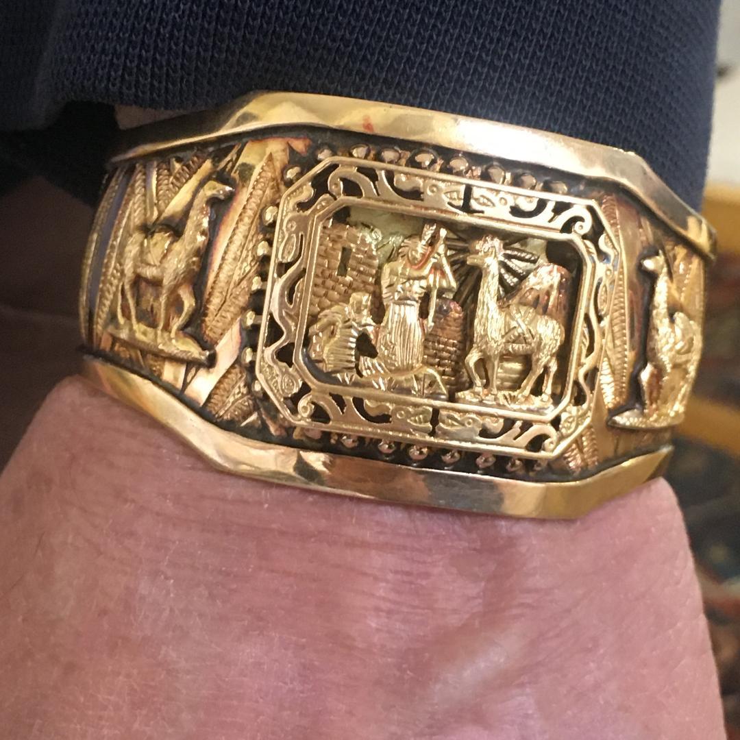 Vintage Mayan 18k Folk Art Cuff Bangle Unisex Bracelet 70.7 Gram 7.5 Inch Wrist For Sale 3