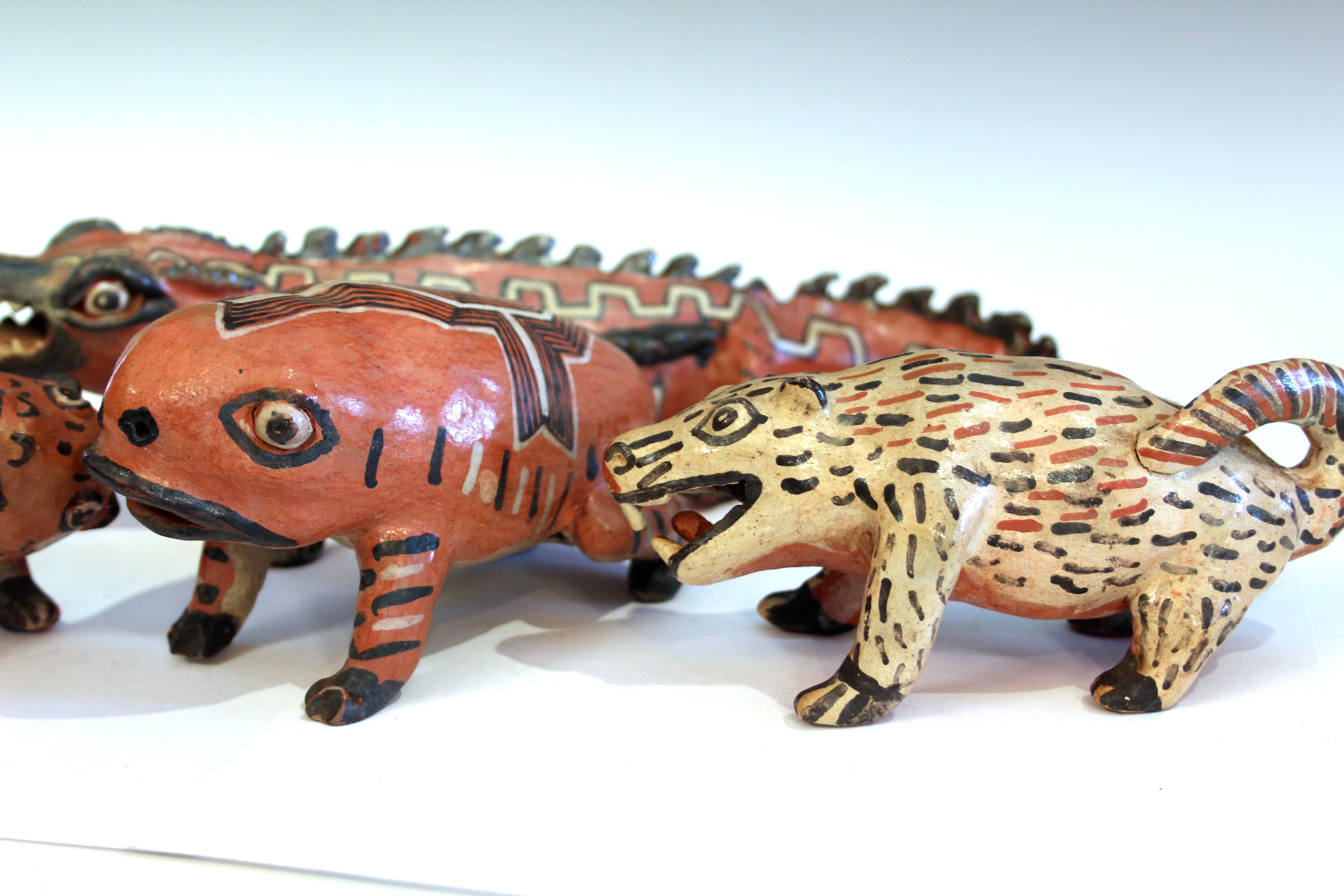 Collection Vintage d'animaux zoologiques de style maya, vers le milieu/la fin du 20e siècle. Je pense que les animaux sont : le crocodile, la grenouille taureau, le jaguar, le castor. Un ensemble très amusant. Très vif. Le crocodile mesure 13